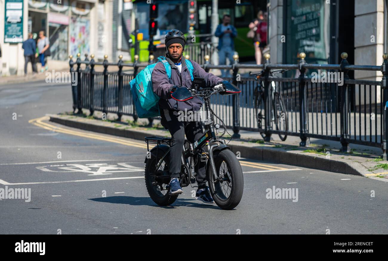 Cycliste dans une ville vélo livrant de la nourriture Deliveroo, commandé en ligne, Royaume-Uni. Banque D'Images