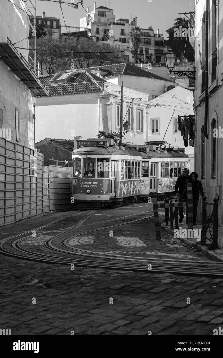 Lisbonne, Portugal - 7 janvier 2020 : vue d'un vieux tramway traditionnel dans le centre de Lisbonne Portugal en noir et blanc Banque D'Images