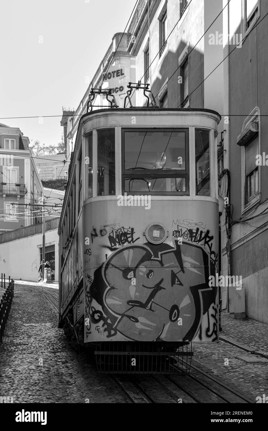 Lisbonne, Portugal - 7 janvier 2020 : vue d'un vieux tramway traditionnel dans le centre de Lisbonne Portugal en noir et blanc Banque D'Images