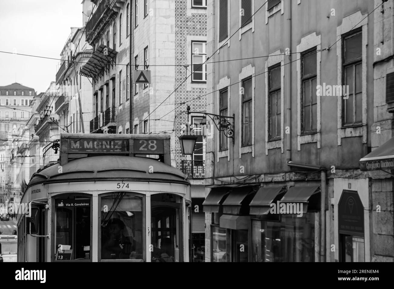 Lisbonne, Portugal - 7 janvier 2020 : vue d'un vieux tramway traditionnel dans le centre de Lisbonne Portugal en noir et blanc Banque D'Images