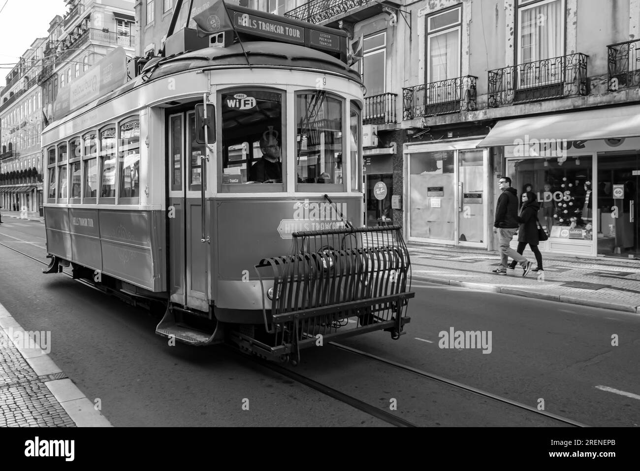 Lisbonne, Portugal - 7 janvier 2020 : vue d'un vieux tramway traditionnel dans le centre de Lisbonne Portugal en noir et blanc Banque D'Images