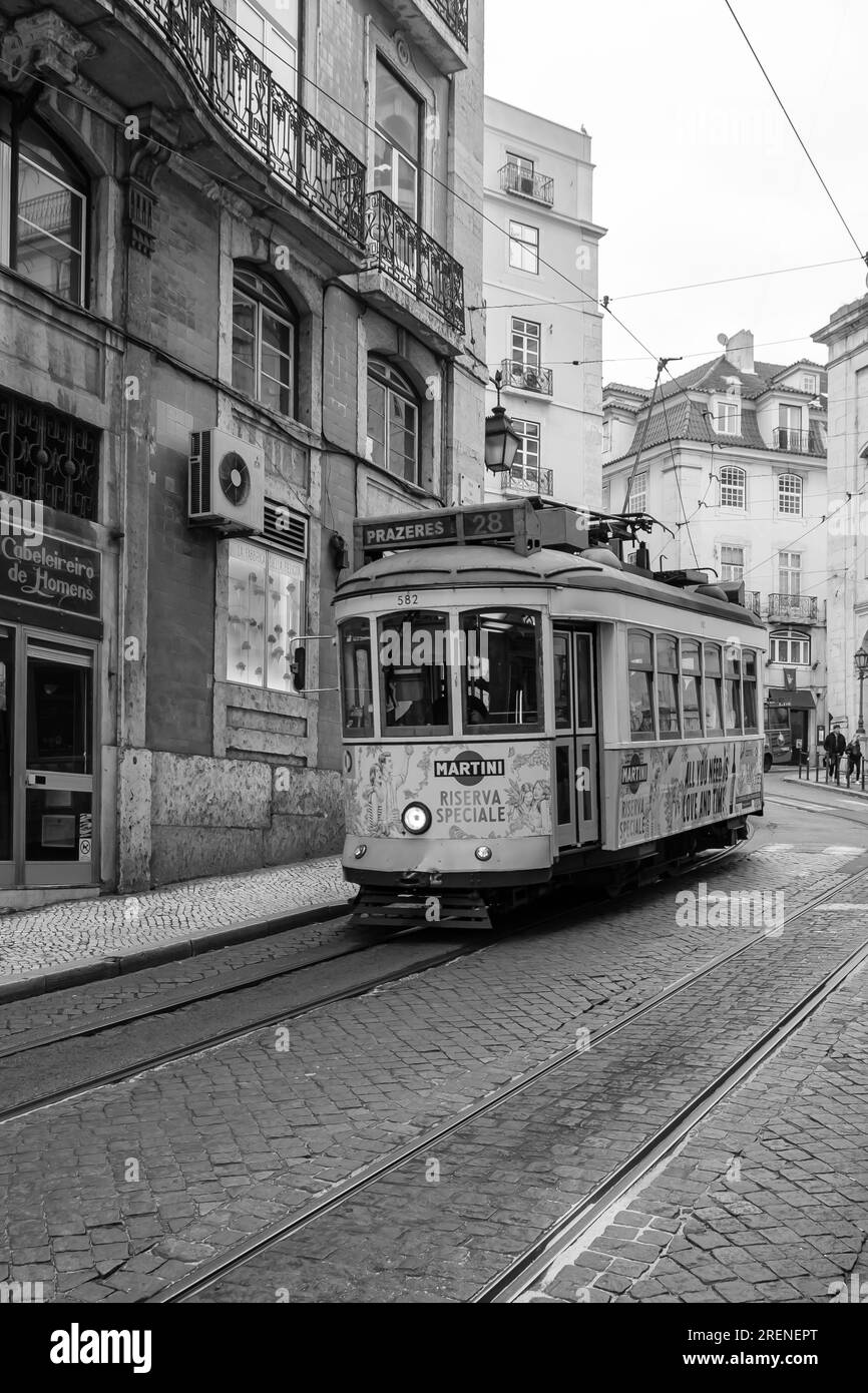 Lisbonne, Portugal - 7 janvier 2020 : vue d'un vieux tramway traditionnel dans le centre de Lisbonne Portugal en noir et blanc Banque D'Images