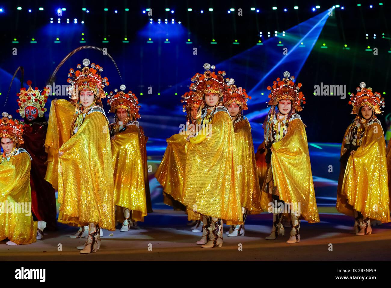 Chine. 29 juillet 2023. (230729) -- CHENGDU, 29 juillet 2023 (Xinhua) -- Ren Xin (3rd R, front) se produit avec d'autres artistes de « bian lian » lors d'une répétition de cérémonie d'ouverture à Chengdu, dans la province du Sichuan, dans le sud-ouest de la Chine, le 23 juillet 2023. REN Xin, une étudiante de 19 ans, était fascinée par la danse depuis son enfance. Elle a été l'une des actrices et actrices qui ont interprété le traditionnel «bian lian», ou changement de visage lors de la cérémonie d'ouverture des 31e Jeux universitaires mondiaux d'été de la FISU à Chengdu le 28 juillet 2023. Ren Xin, qui est né dans un village de montagne éloigné appelé Changshe Banque D'Images