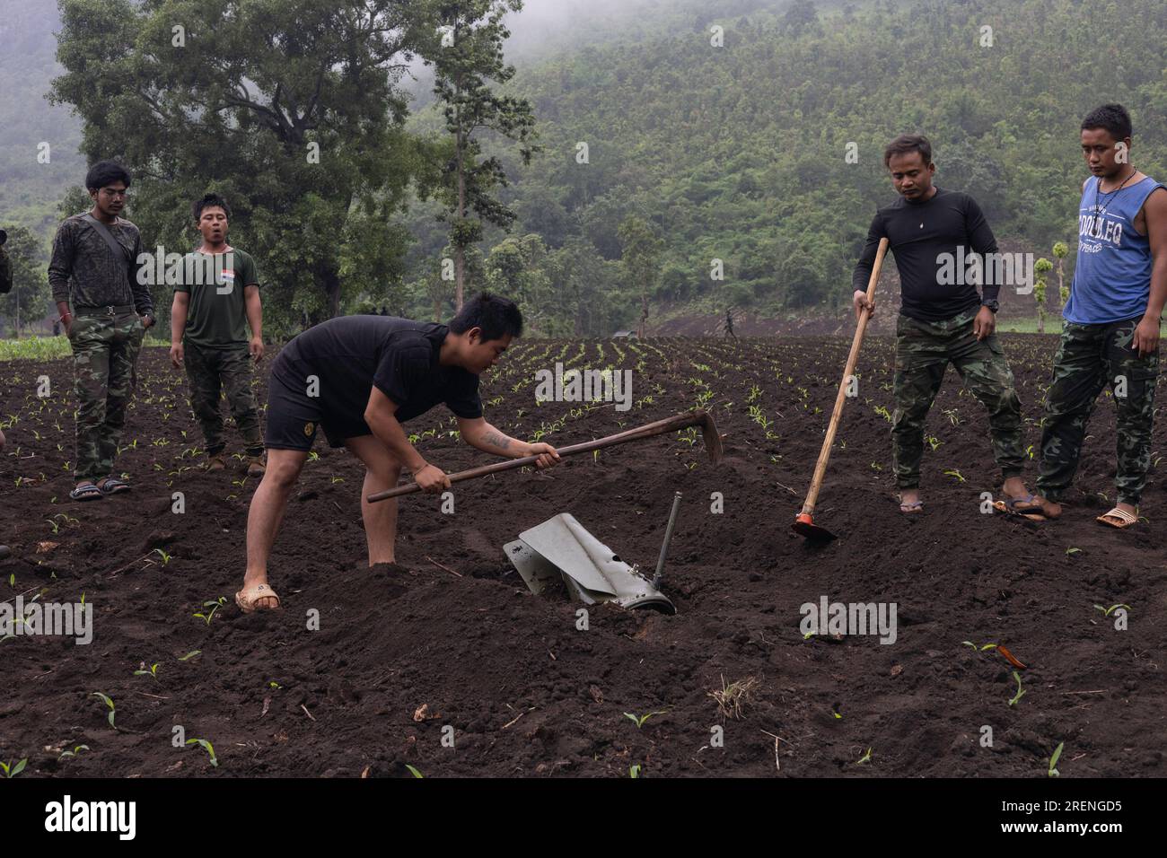 Mobye, Myanmar. 15 juin 2023. Les membres de la Force de défense nationale Karenni-KNDF tentent de récupérer une bombe aérienne non explosée qui est tombée sur une ferme. L'armée de l'air du Myanmar a effectué 527 frappes aériennes dans la région de Karenni (également connue sous le nom de Kayah) depuis le coup d'État militaire du 2021 février jusqu'à la fin du mois de juin de cette année, selon un groupe de recherche local de la Force populaire progressive Karenni (PKPF). (Photo de Sit Htet Aung/SOPA Images/Sipa USA) crédit : SIPA USA/Alamy Live News Banque D'Images