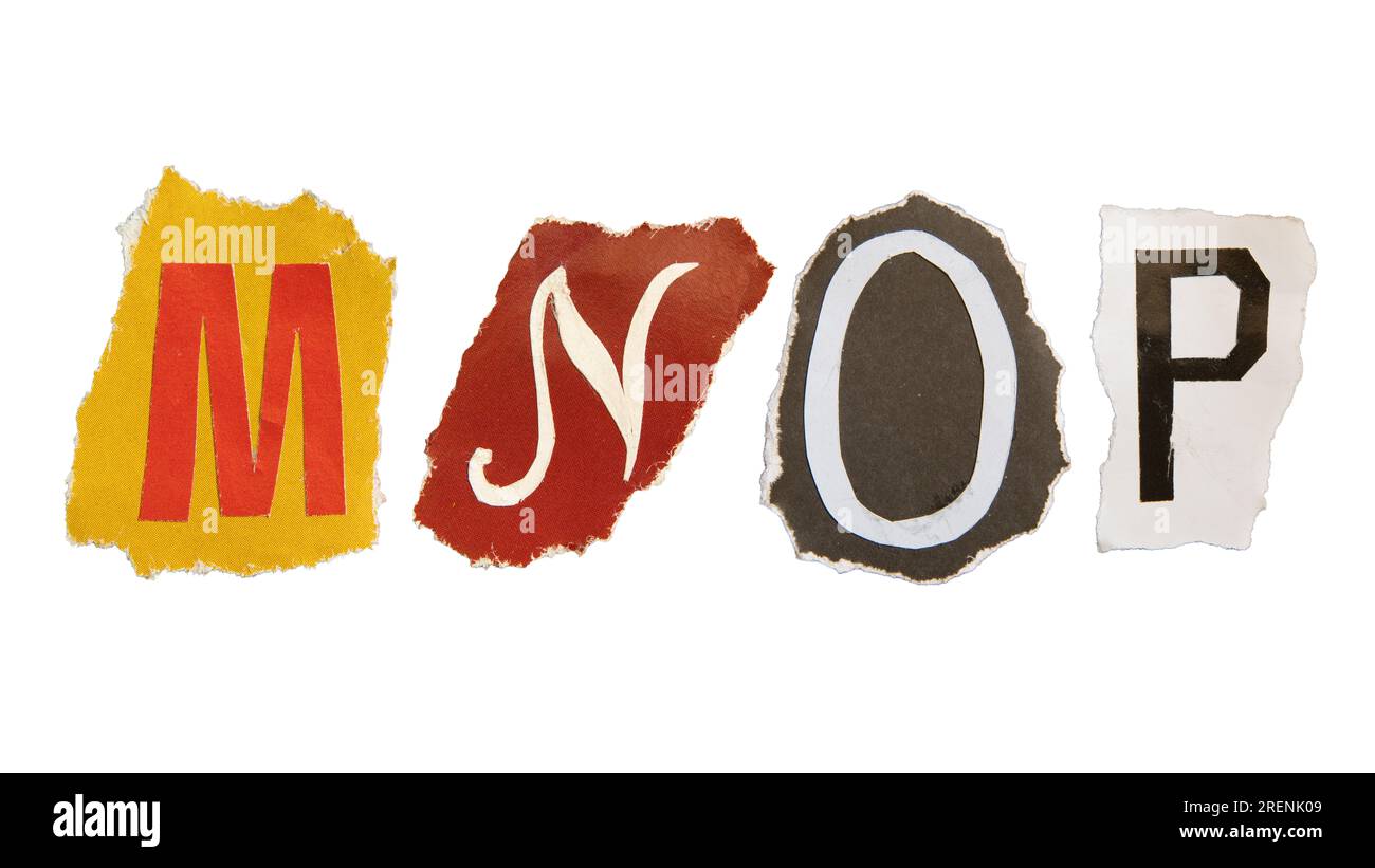 Alphabets M, N, O et P sur papier coloré déchiré. Lettres de style note de rançon. Banque D'Images