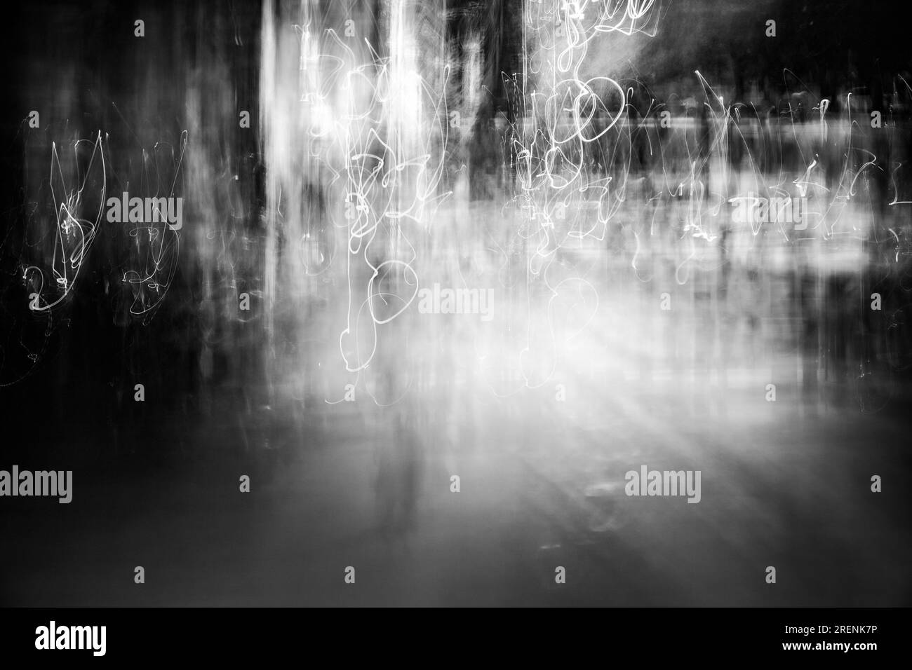 Photographie abstraite. Délibérément secoué, flou, exposé de manière incohérente. Photographie de rue créative traitée numériquement. Banque D'Images