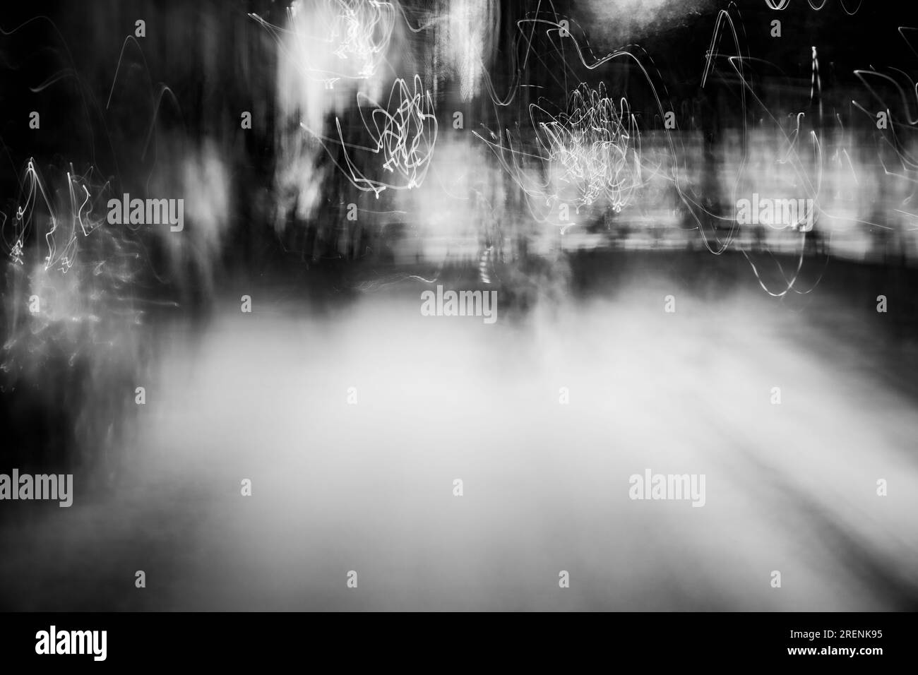 Photographie abstraite. Délibérément secoué, flou, exposé de manière incohérente. Photographie de rue créative traitée numériquement. Banque D'Images