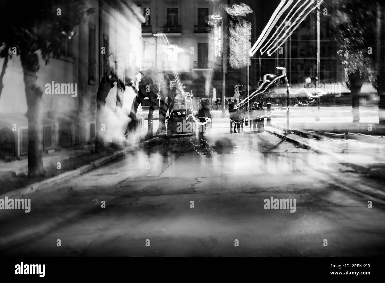 Photographie abstraite. Délibérément secoué, flou, exposé de manière incohérente. Photographie de rue créative traitée numériquement. Banque D'Images