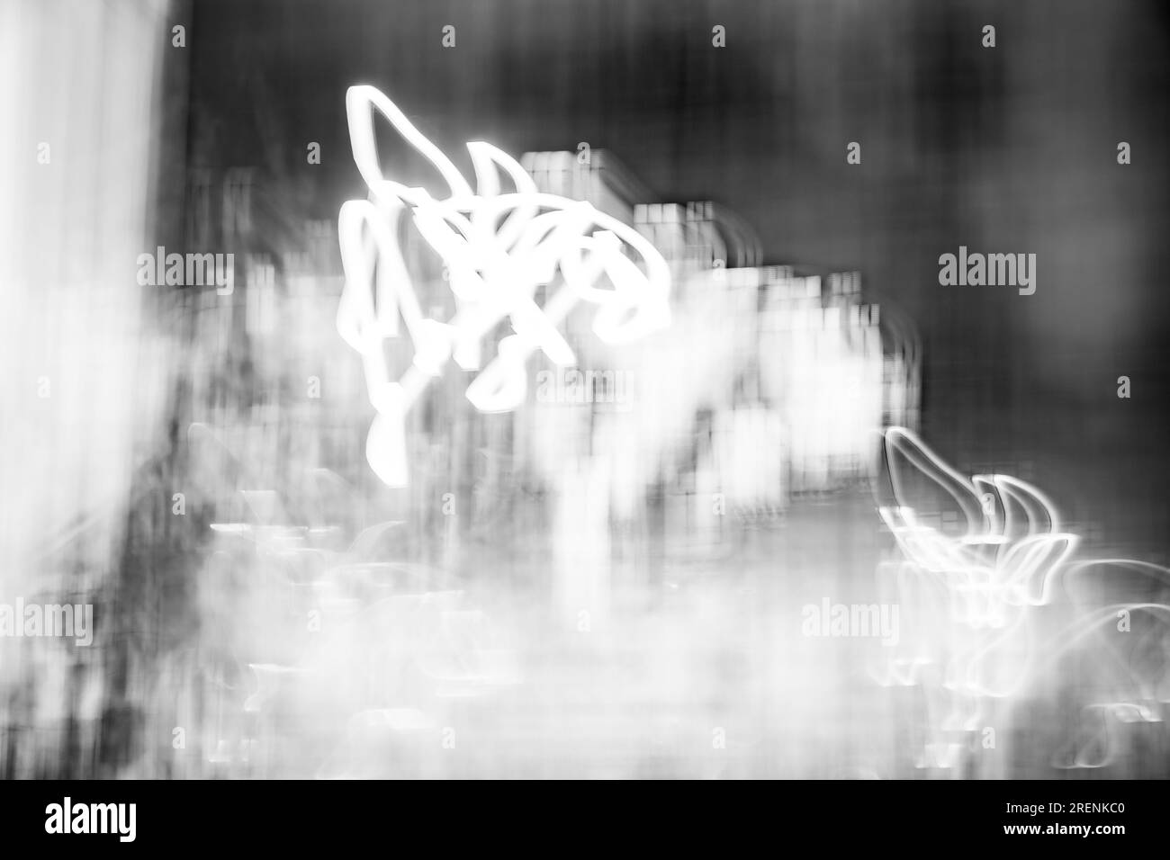 Photographie abstraite. Délibérément secoué, flou, exposé de manière incohérente. Photographie de rue créative traitée numériquement. Banque D'Images