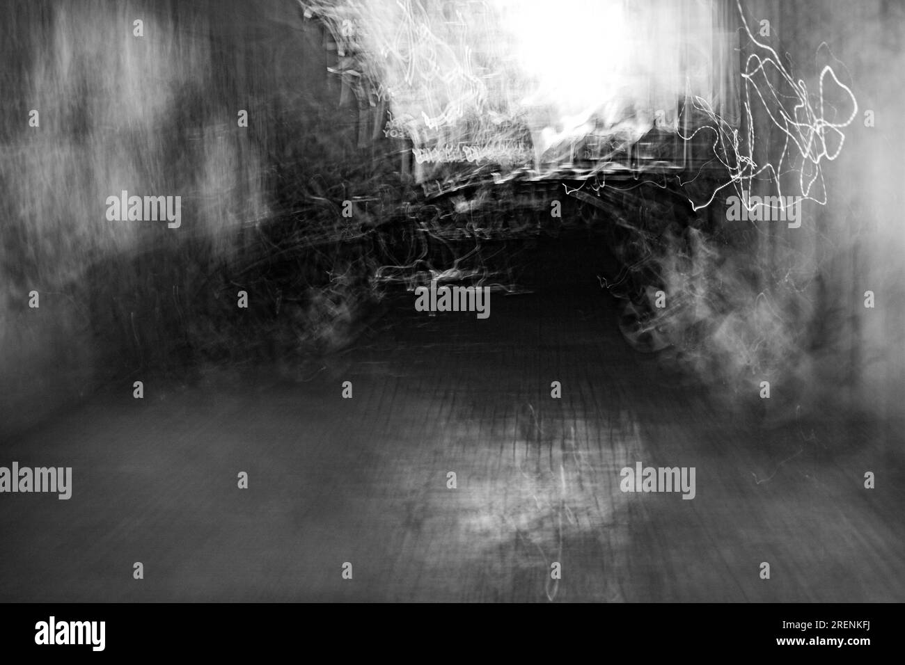 Photographie abstraite. Délibérément secoué, flou, exposé de manière incohérente. Photographie de rue créative traitée numériquement. Banque D'Images