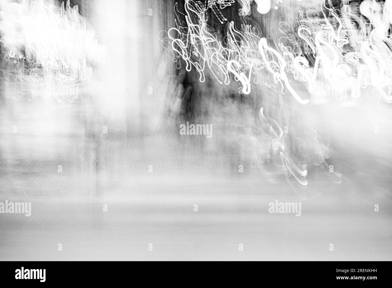 Photographie abstraite. Délibérément secoué, flou, exposé de manière incohérente. Photographie de rue créative traitée numériquement. Banque D'Images