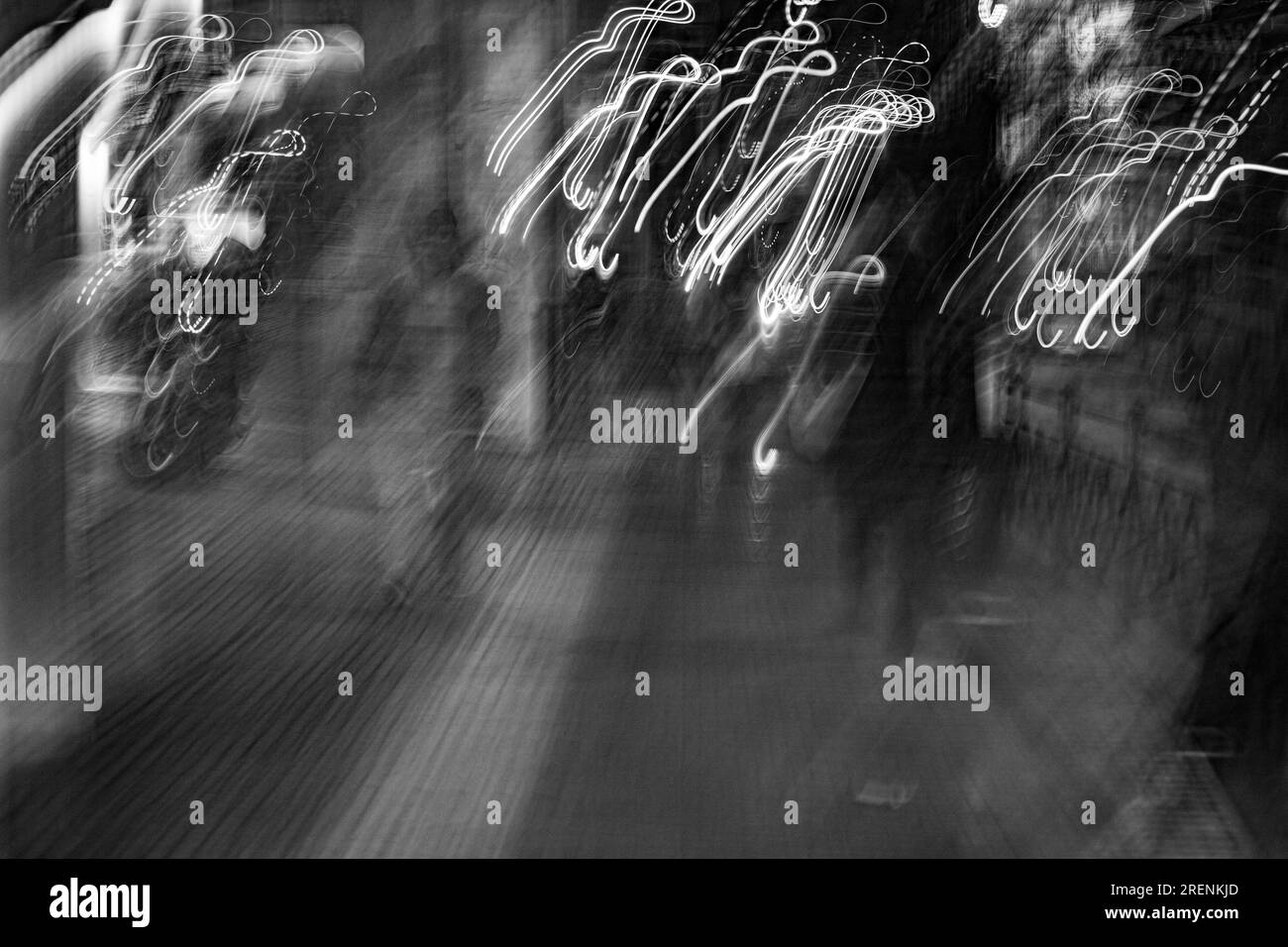 Photographie abstraite. Délibérément secoué, flou, exposé de manière incohérente. Photographie de rue créative traitée numériquement. Banque D'Images