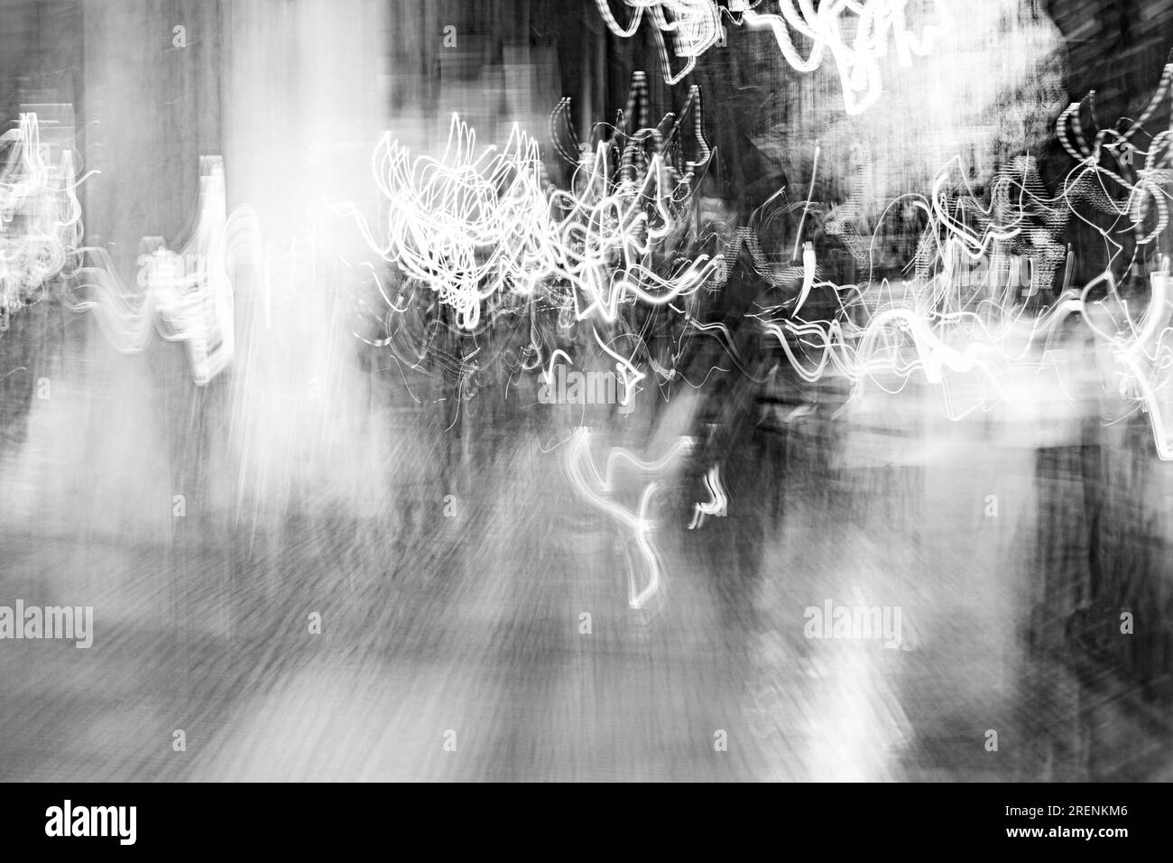 Photographie abstraite. Délibérément secoué, flou, exposé de manière incohérente. Photographie de rue créative traitée numériquement. Banque D'Images