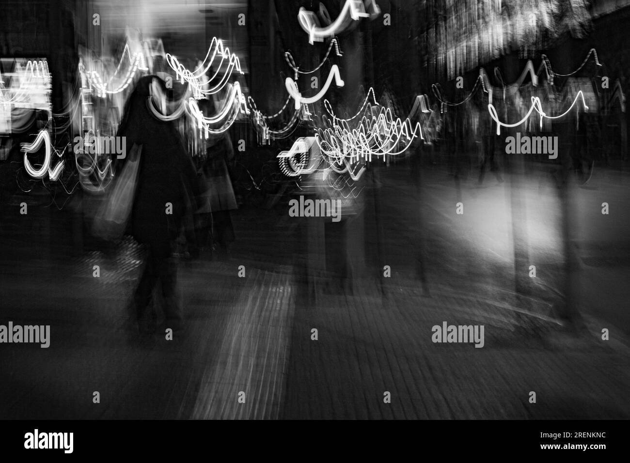 Photographie abstraite. Délibérément secoué, flou, exposé de manière incohérente. Photographie de rue créative traitée numériquement. Banque D'Images