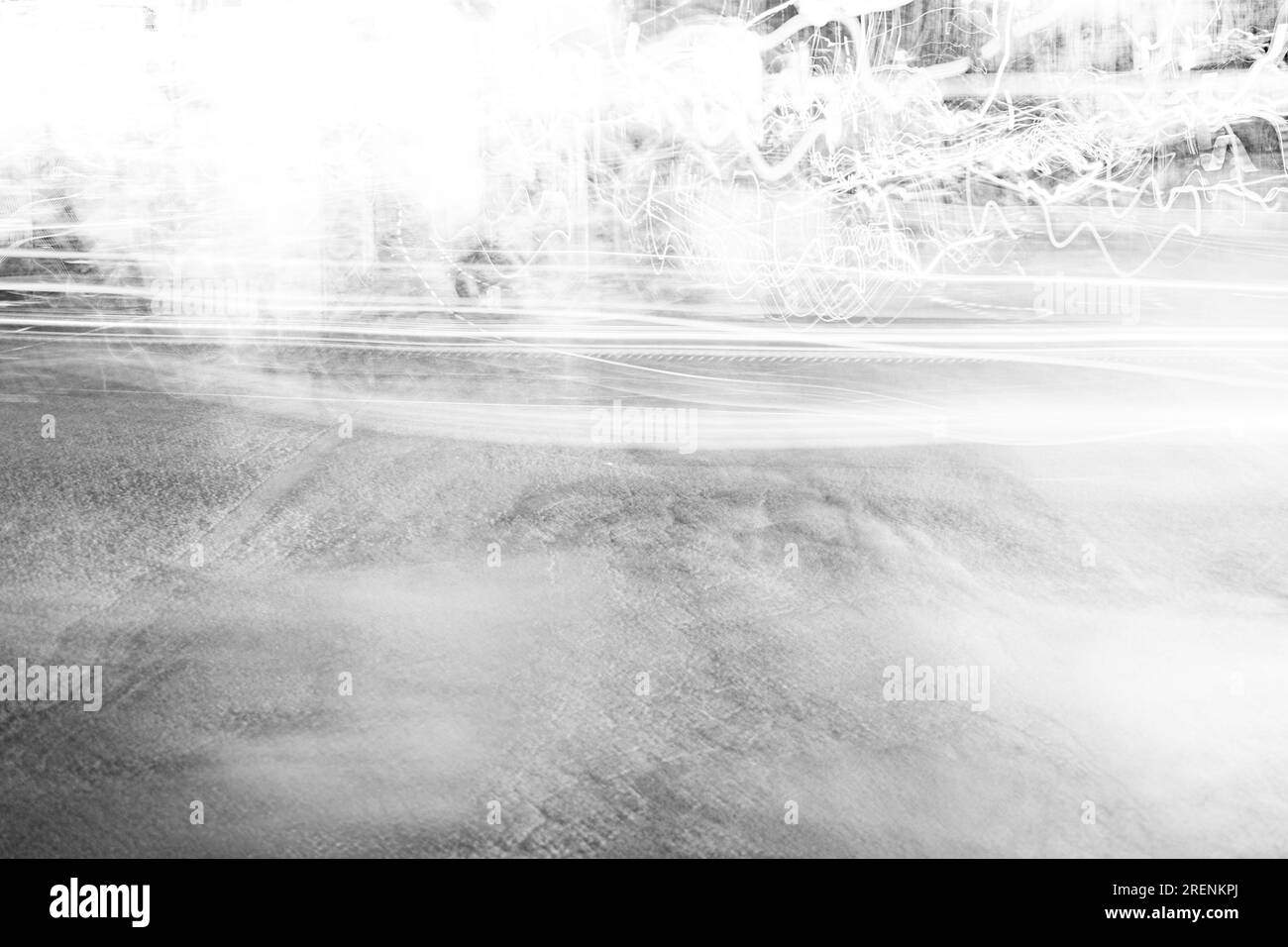 Photographie abstraite. Délibérément secoué, flou, exposé de manière incohérente. Photographie de rue créative traitée numériquement. Banque D'Images