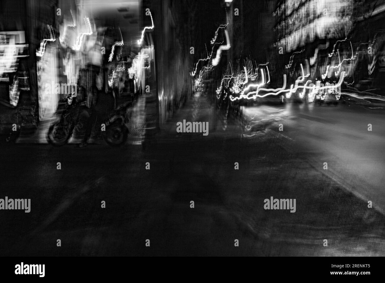 Photographie abstraite. Délibérément secoué, flou, exposé de manière incohérente. Photographie de rue créative traitée numériquement. Banque D'Images