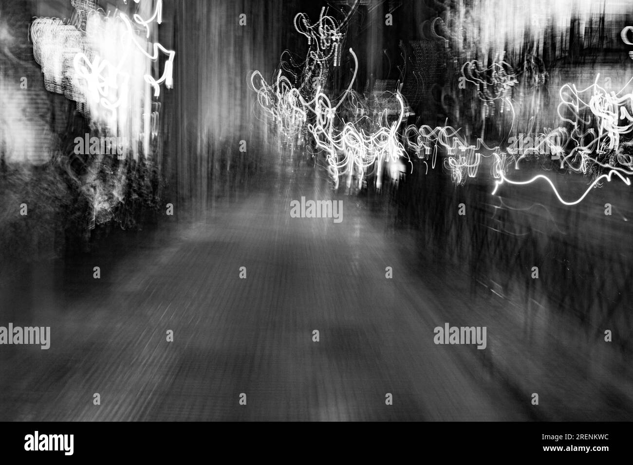 Photographie abstraite. Délibérément secoué, flou, exposé de manière incohérente. Photographie de rue créative traitée numériquement. Banque D'Images