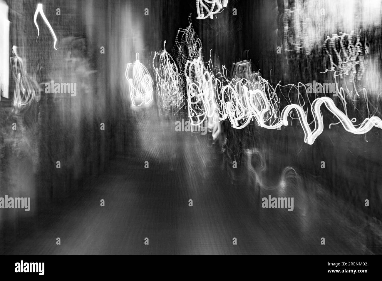 Photographie abstraite. Délibérément secoué, flou, exposé de manière incohérente. Photographie de rue créative traitée numériquement. Banque D'Images