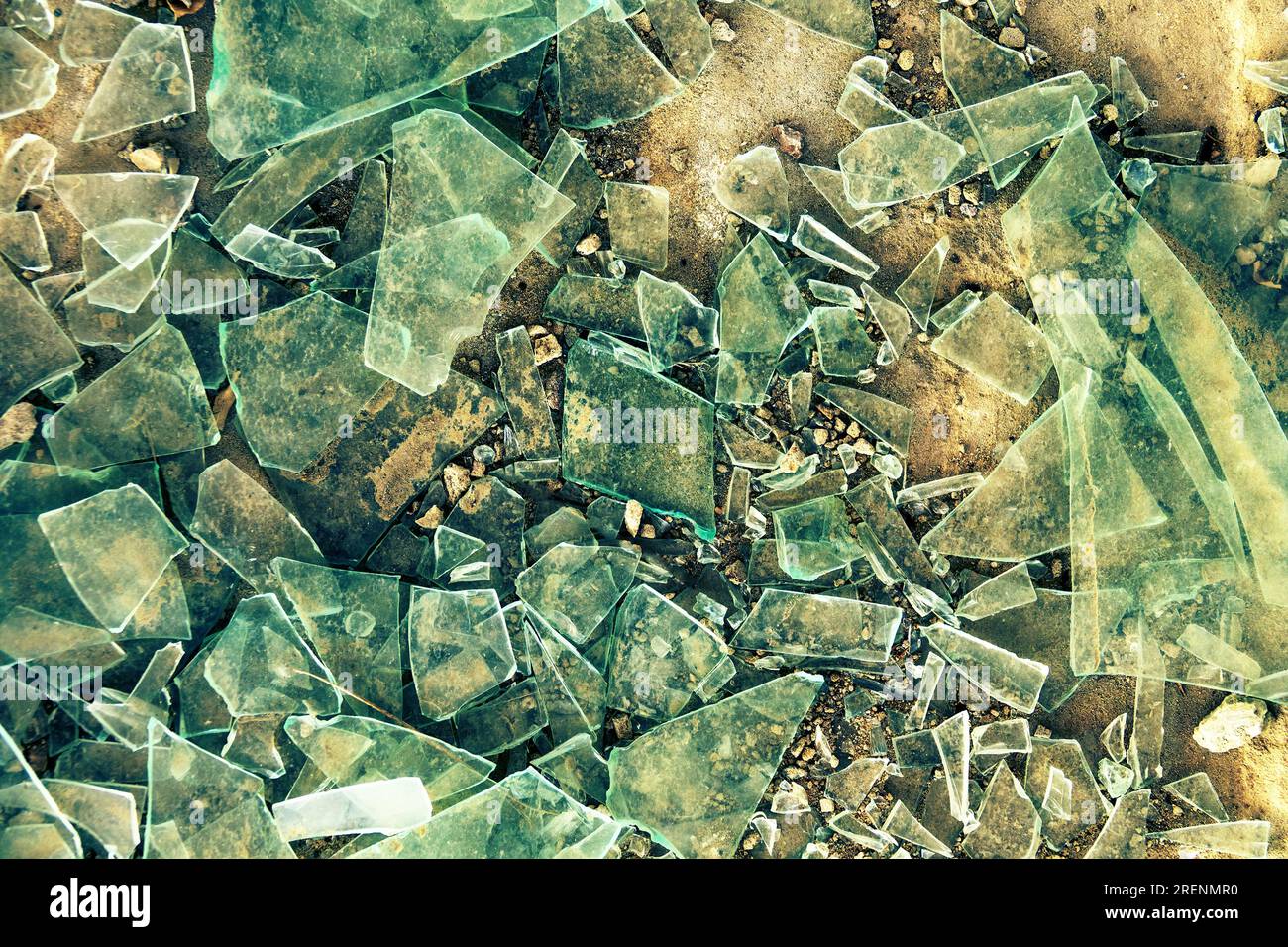 Verre brisé sur le sol en béton sur lequel ils marchaient avec les pieds. Traces de désolation, de troubles et de guerre Banque D'Images