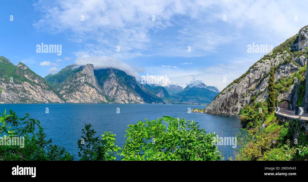 Paysage avec la côte nord du lac de Garde, Italie Banque D'Images
