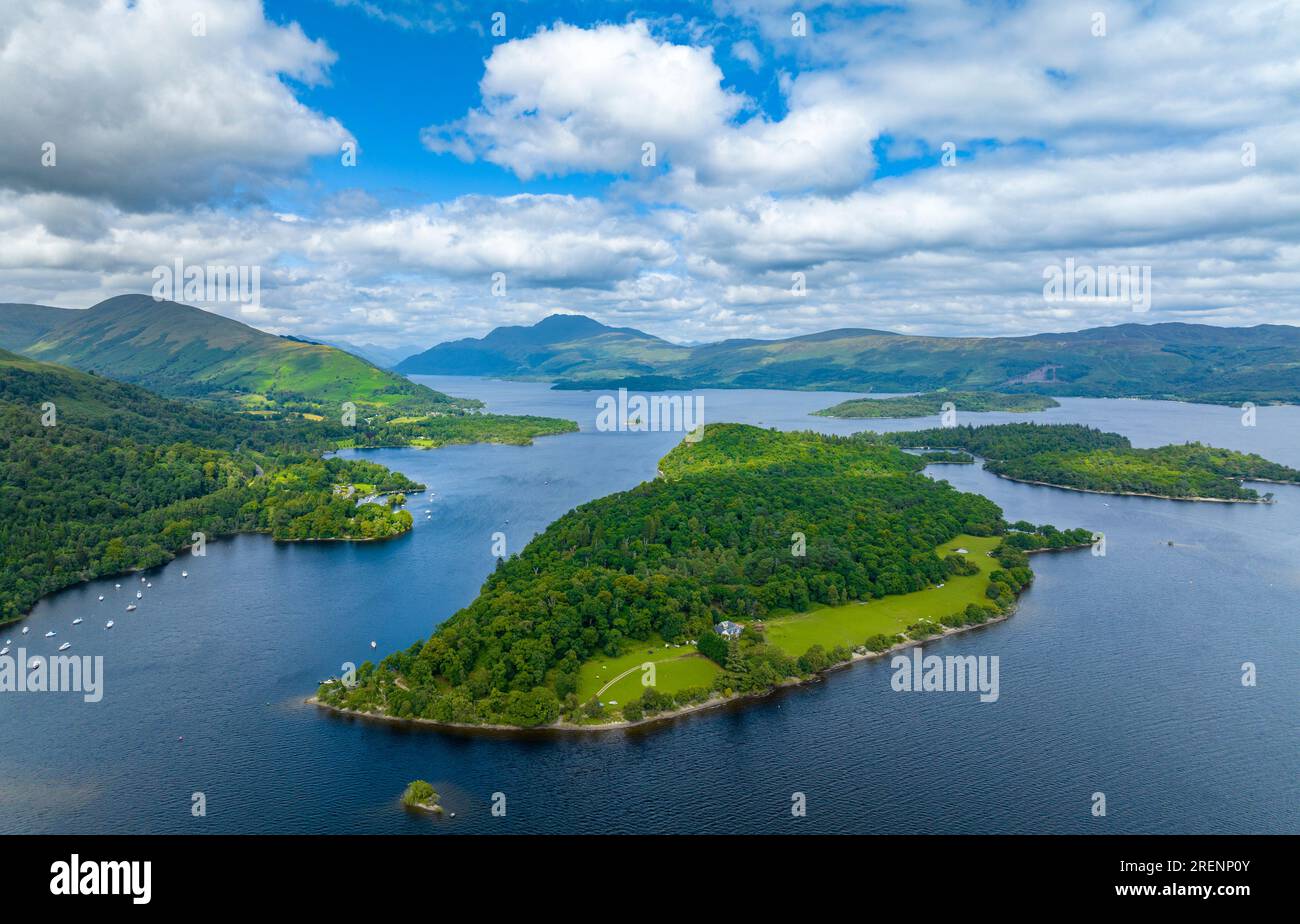 Drone vue aérienne du Loch Lomond et de l'île d'Inchtavannach, Argyll et Bute, Écosse, Royaume-Uni Banque D'Images