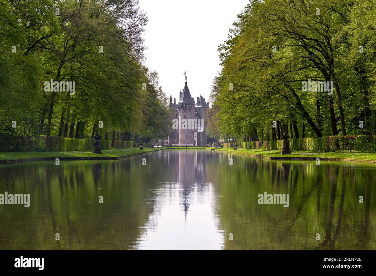 HAARZUILIENS, PAYS-BAS - 6 MAI 2013 : il s'agit d'un parc avec un étang artificiel au château de Haar. Banque D'Images