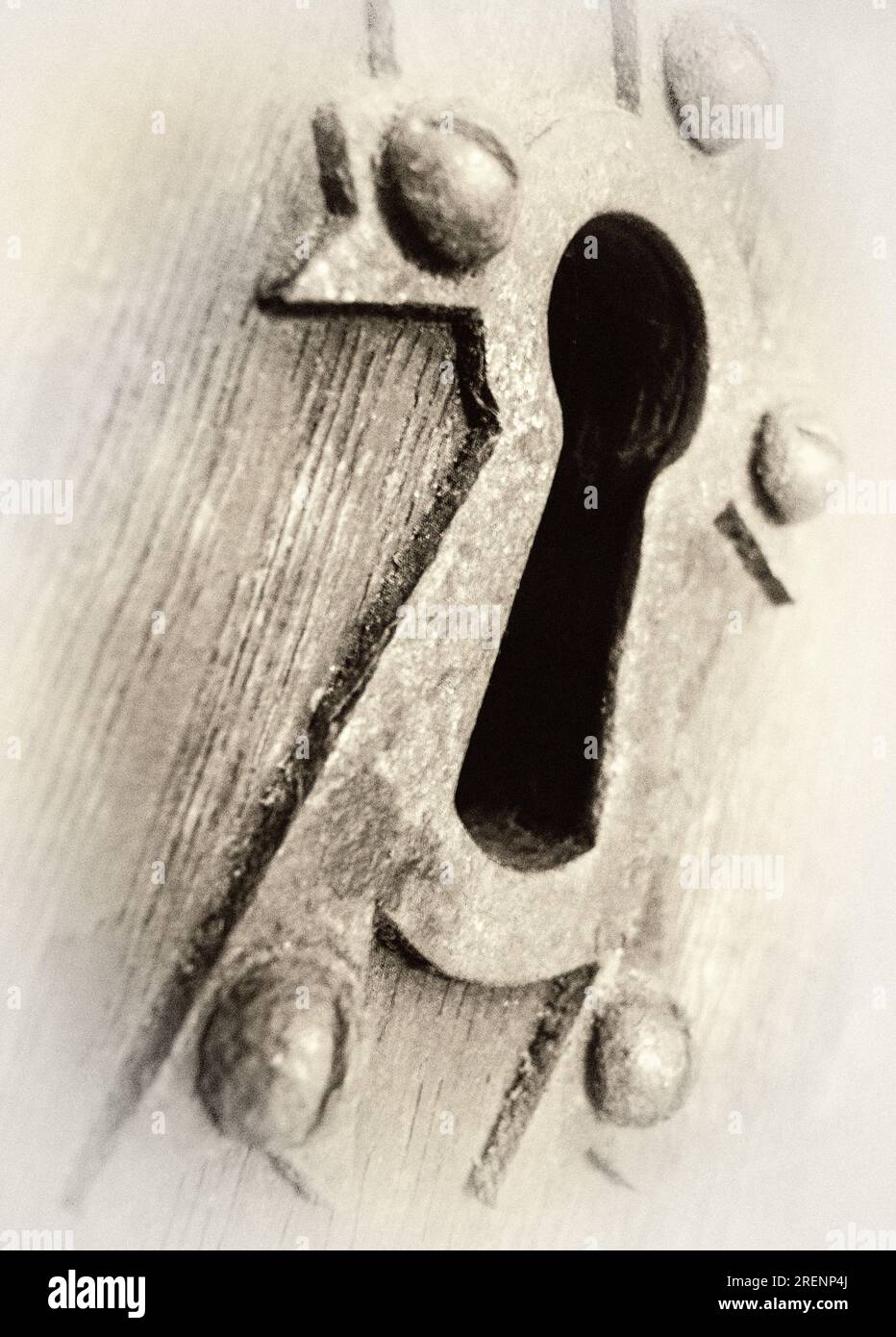 plaque d'écusson de trou de serrure vintage dans la porte en bois antique Banque D'Images