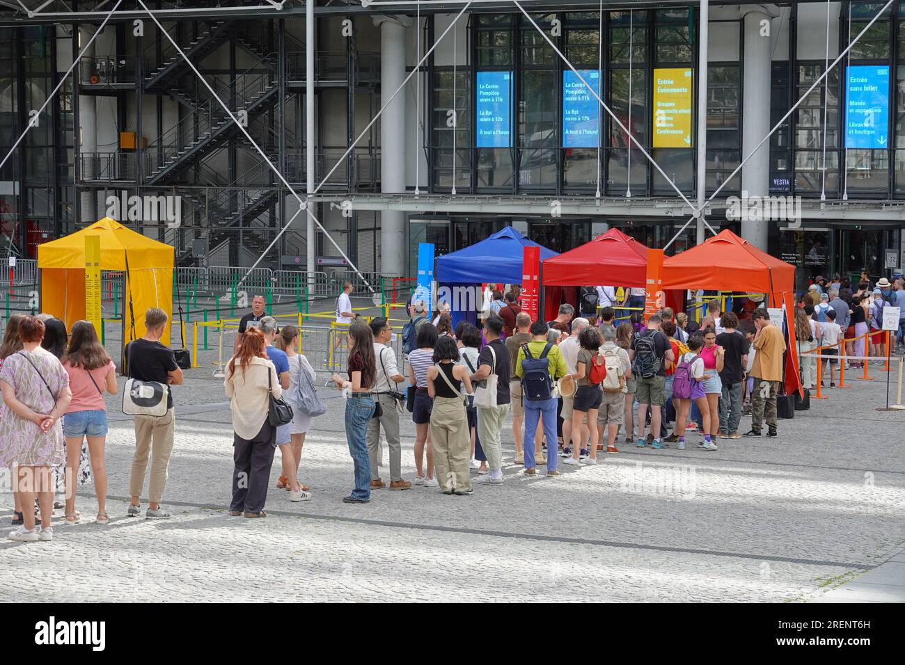 Paris, Touristen vor dem Centre Pompidou // Paris, les touristes attendent devant le Centre Pompidou Banque D'Images