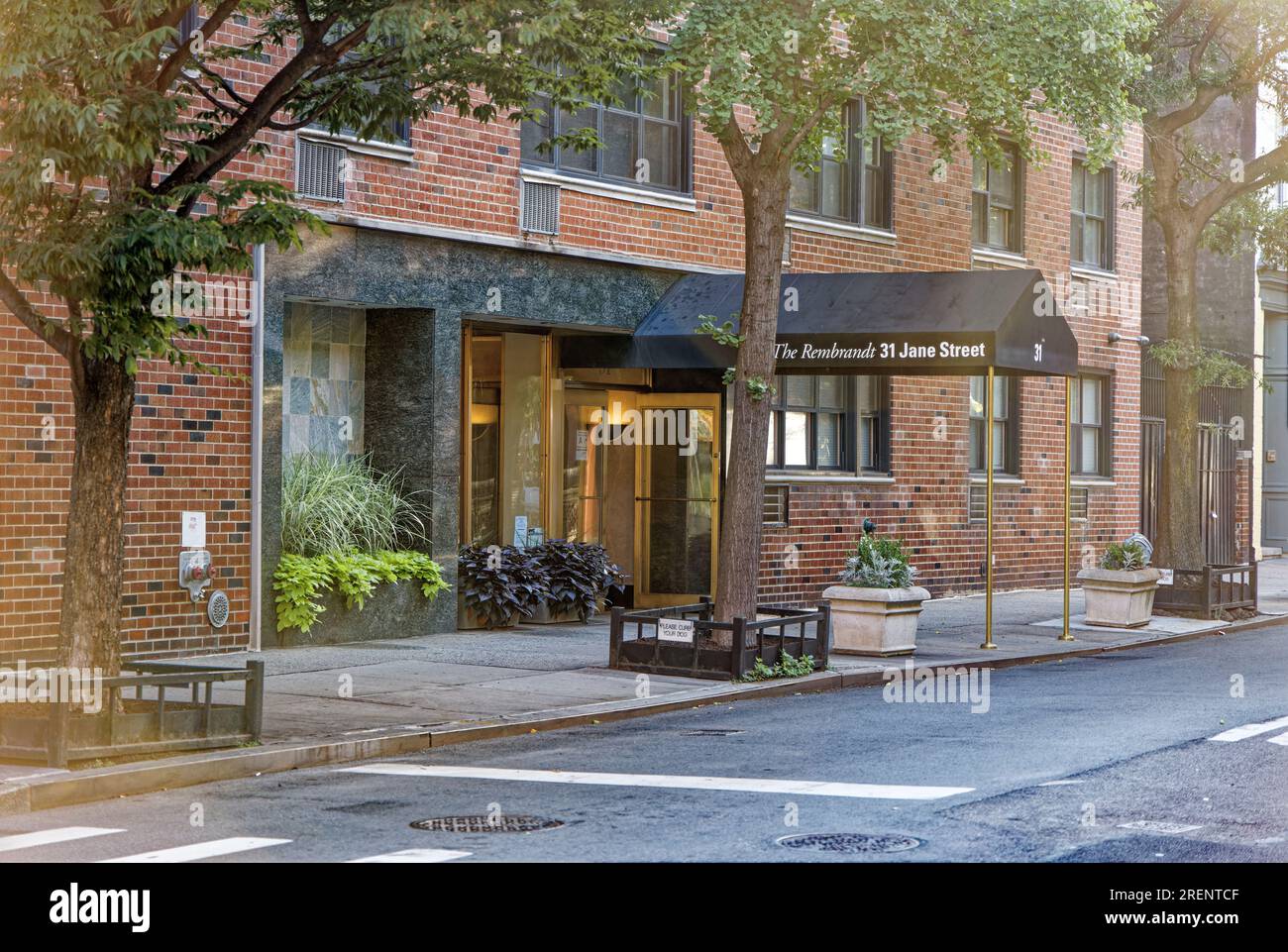West Village : le Rembrandt, 31 Jane Street, est une tour résidentielle revêtue de briques dans le quartier historique de Greenwich Village à Manhattan. Banque D'Images