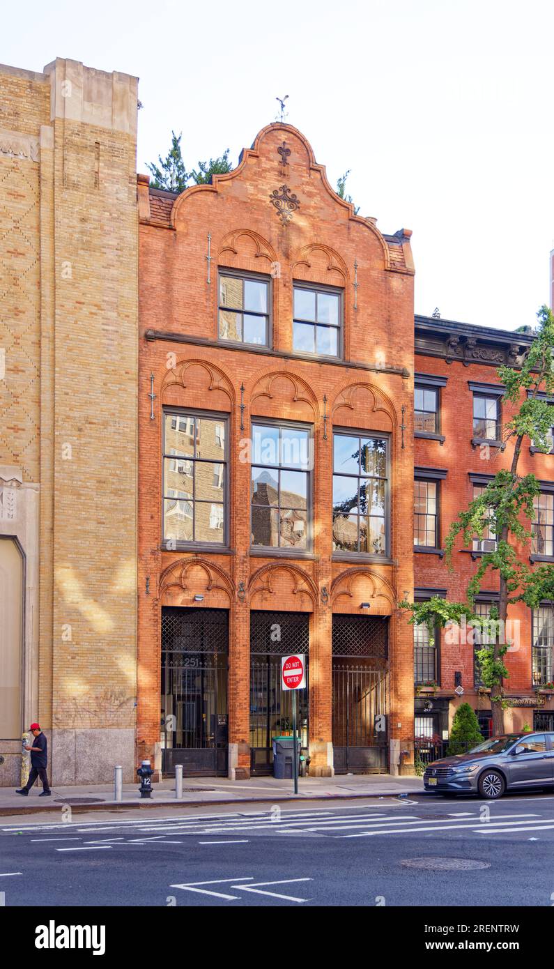 West Village : NY public Library Jackson Square Branch mélange les styles néo-gothique, Renaissance et hollandais dans le quartier historique de Greenwich Village. Banque D'Images