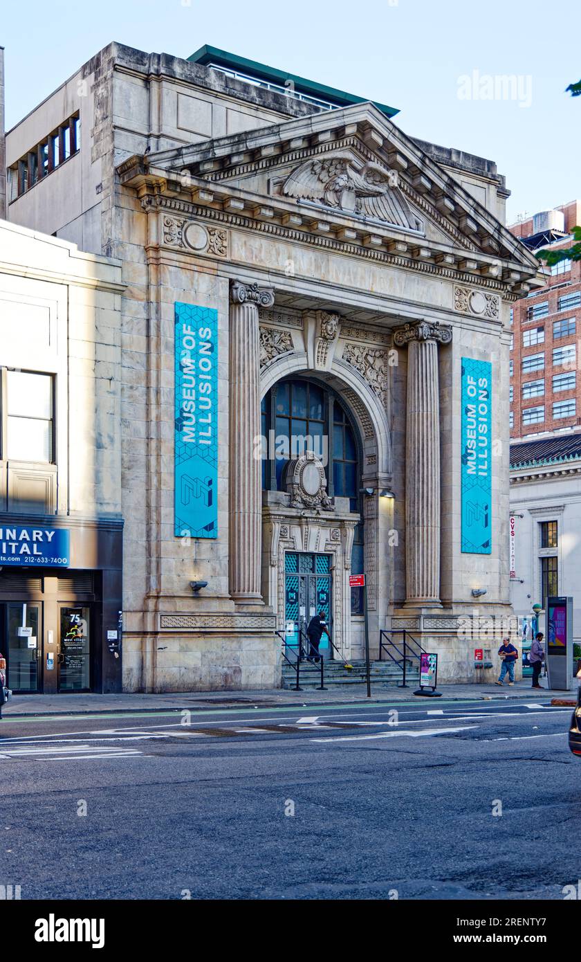 West Village : monument de New York recouvert de marbre Manufacturers Hanover Trust Company Building, converti en Musée des illusions, 77 Eighth Avenue. Banque D'Images