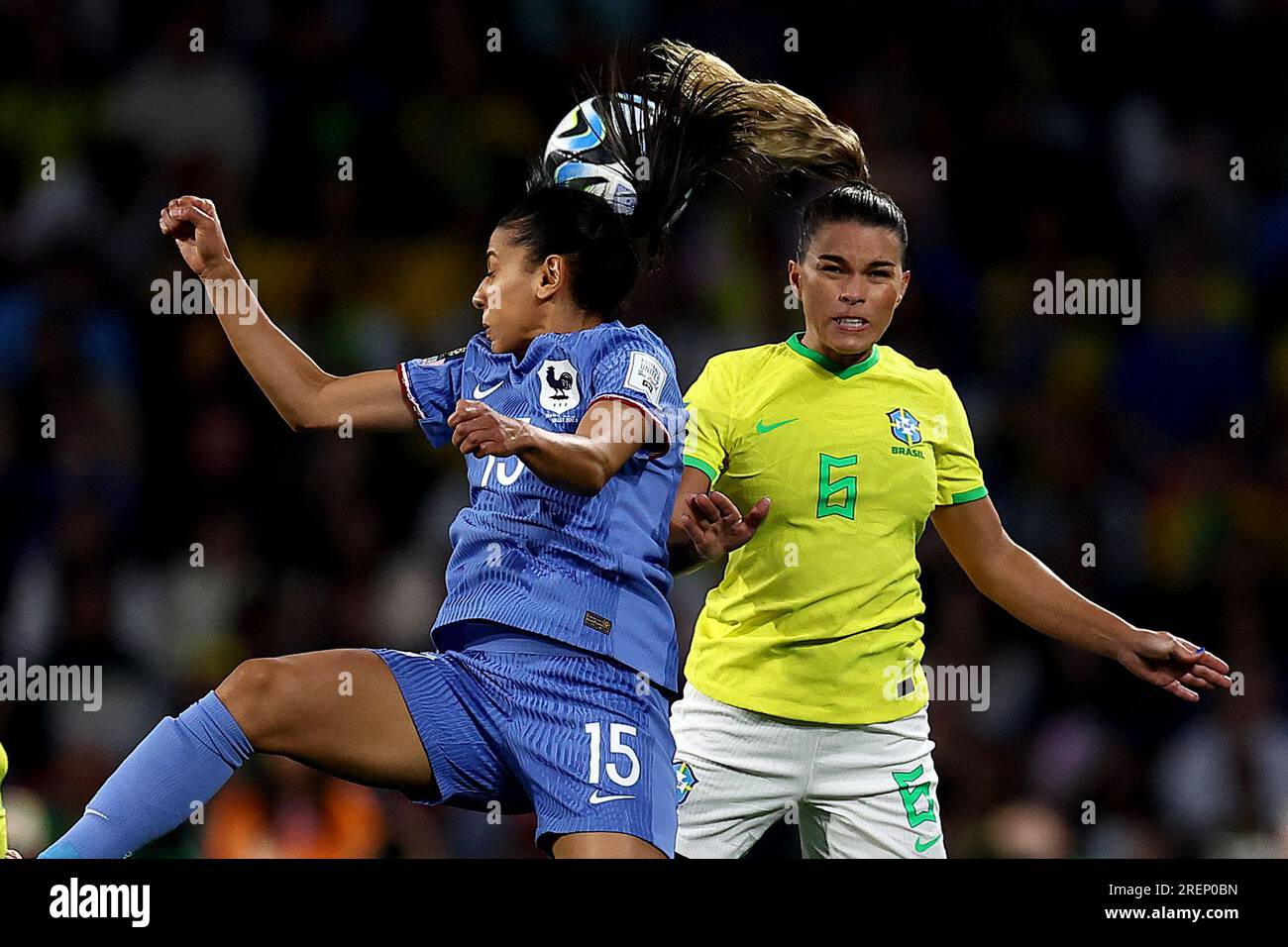 Kenza Dali (France) et Tamires (Brésil) s'affrontent pour la balle lors du match de la coupe du monde féminine de la FIFA 2023 France contre Brésil femmes Groupe F au Suncorp Stadium, Brisbane, Australie, le 29 juillet 2023 (photo de Patrick Hoelscher/News Images) Banque D'Images