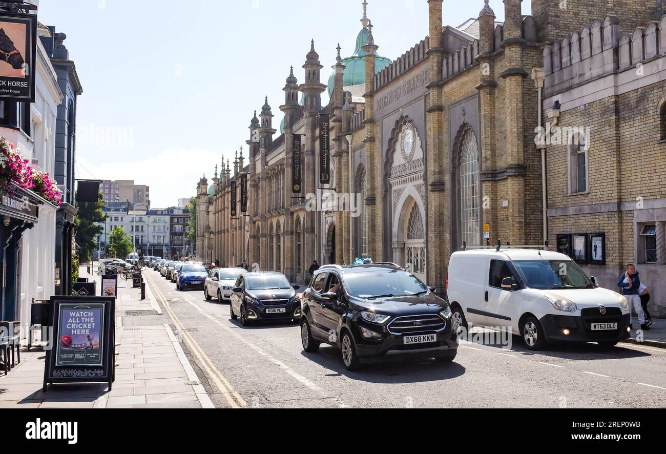 Brighton Royaume-Uni 29 juillet 2023 - congestion du trafic à l'extérieur du Dôme de Brighton en raison de déviations en raison de la fermeture de la route en bord de mer après le récent incendie de l'hôtel Royal Albion et aussi la grève du RMT aujourd'hui : Credit Simon Dack / Alamy Live News Banque D'Images