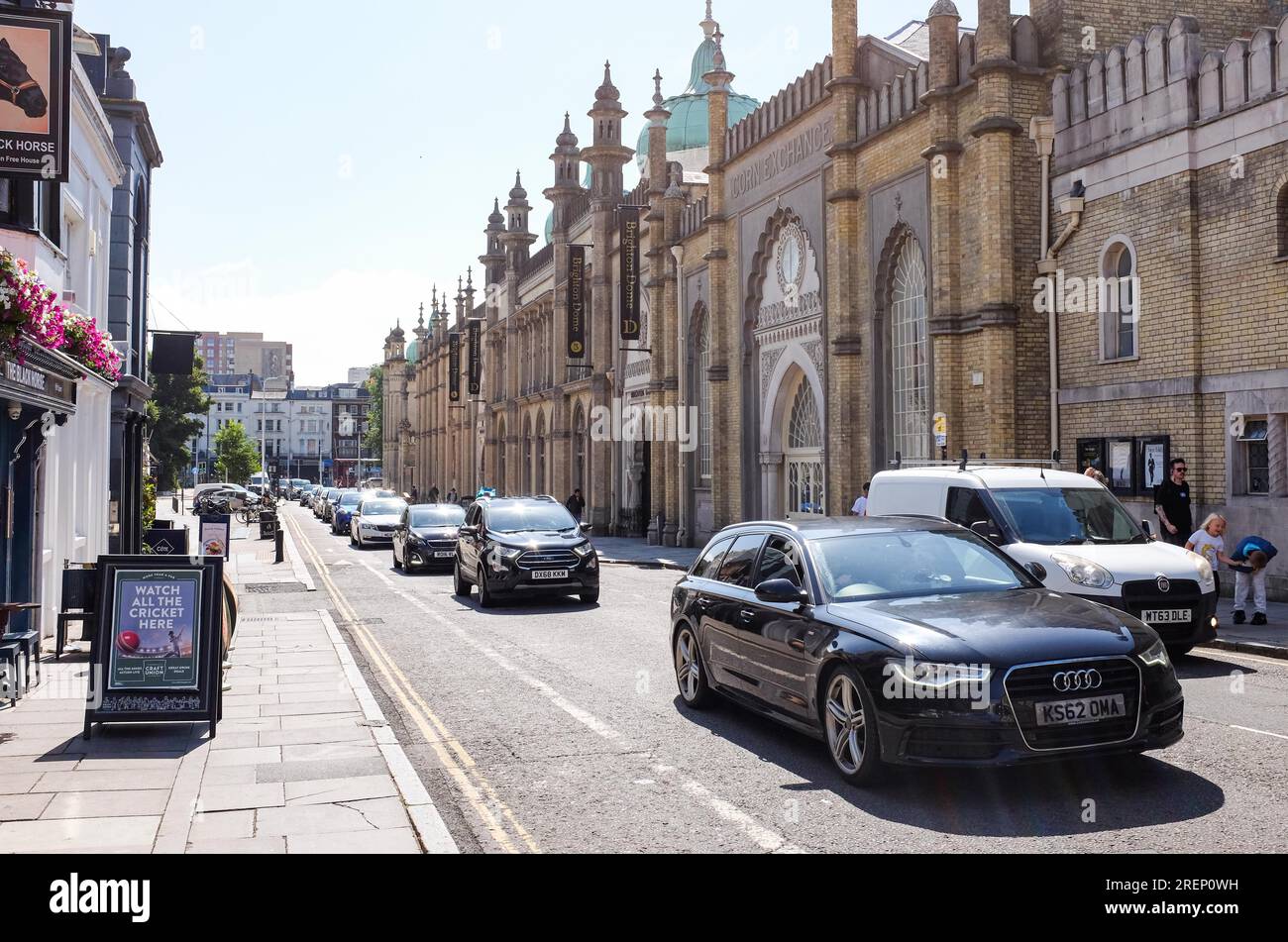 Brighton Royaume-Uni 29 juillet 2023 - congestion du trafic à l'extérieur du Dôme de Brighton en raison de déviations en raison de la fermeture de la route en bord de mer après le récent incendie de l'hôtel Royal Albion et aussi la grève du RMT aujourd'hui : Credit Simon Dack / Alamy Live News Banque D'Images