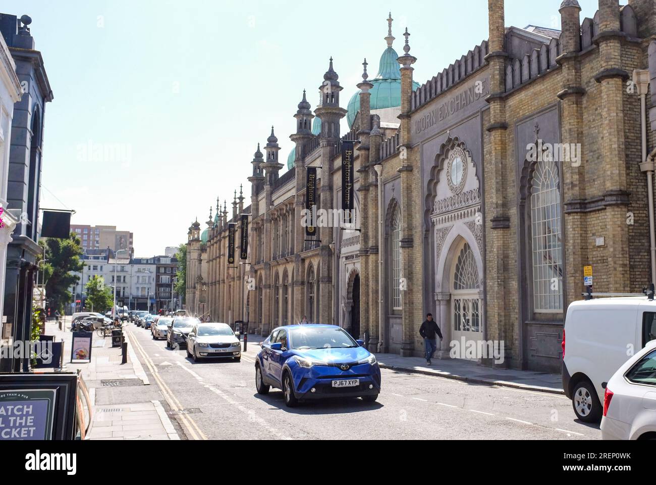 Brighton Royaume-Uni 29 juillet 2023 - congestion du trafic à l'extérieur du Dôme de Brighton en raison de déviations en raison de la fermeture de la route en bord de mer après le récent incendie de l'hôtel Royal Albion et aussi la grève du RMT aujourd'hui : Credit Simon Dack / Alamy Live News Banque D'Images
