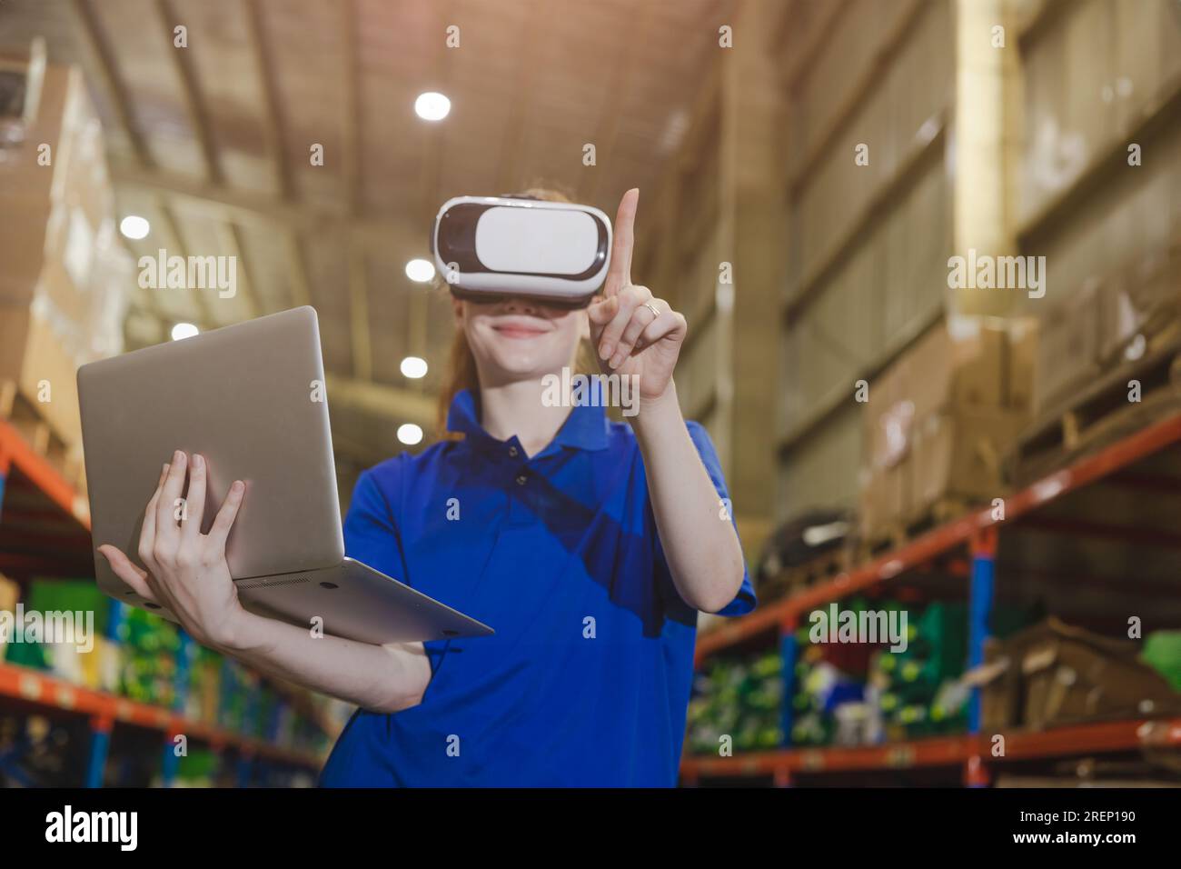 Travailleur intelligent utilisant le dispositif numérique de VR de technologie avancée moderne pour contrôler l'exploitation gérer l'entrepôt de stock de produits de l'industrie Banque D'Images