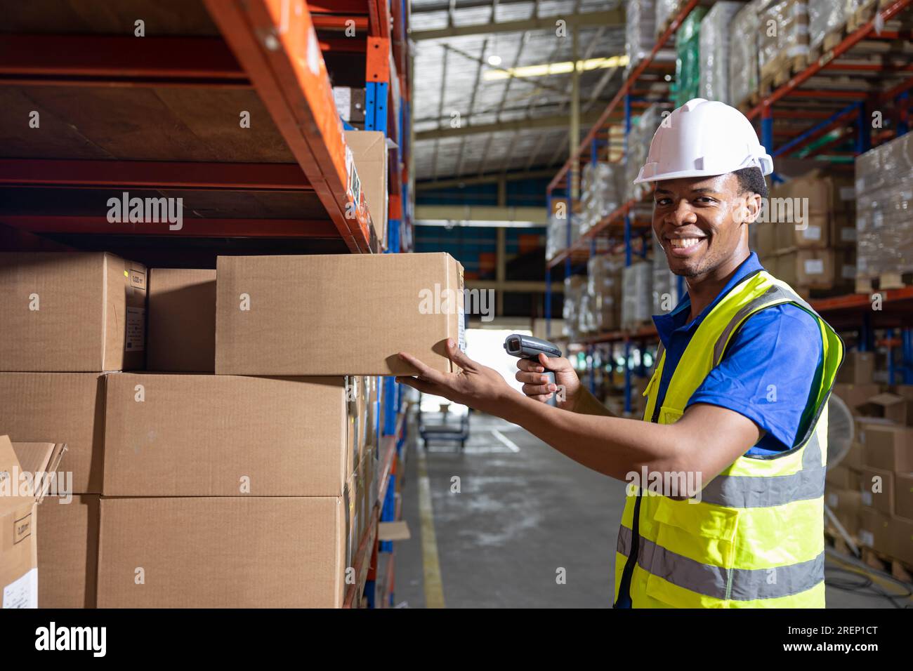 Travailleur noir africain heureux de travailler dans le personnel employé de l'industrie de logistique d'inventaire d'entrepôt d'usine Banque D'Images