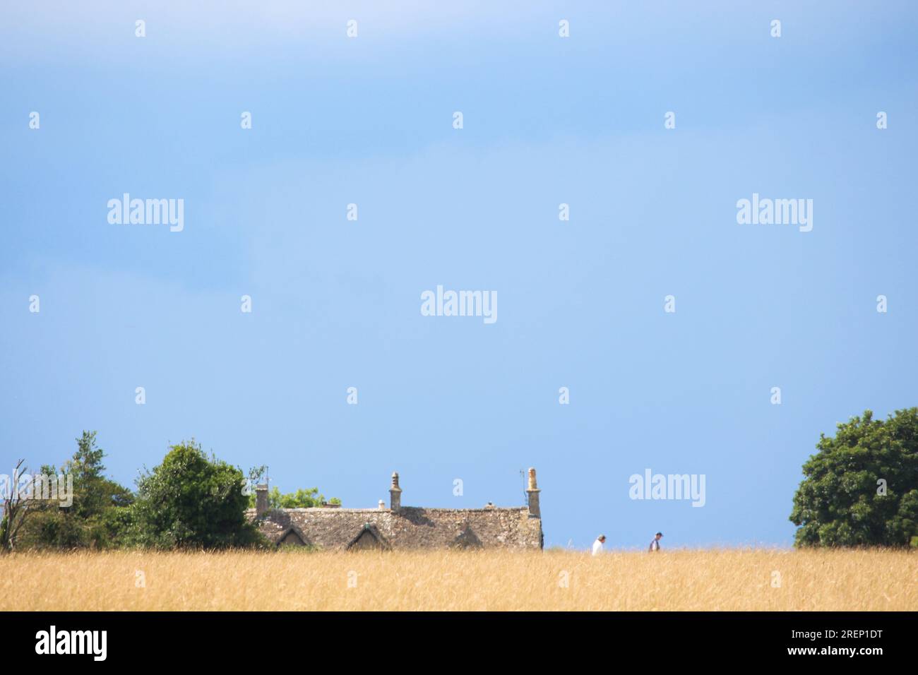 Une photographie du toit d'un ancien pavillon de chasse avec des marcheurs, sur Minchinhampton Common, dans les Cotswolds, en Angleterre. Juillet 2023 Banque D'Images