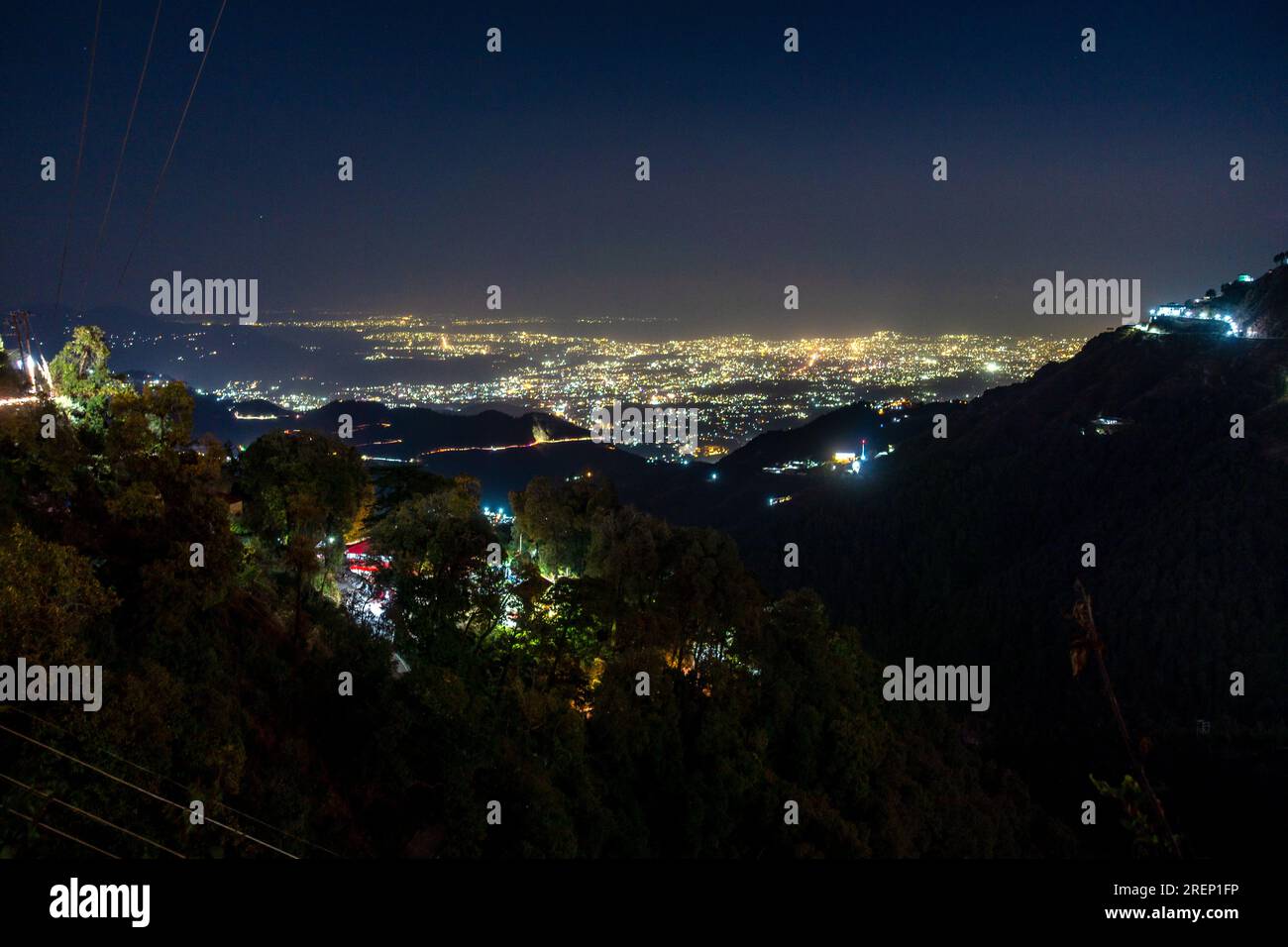 Glorieuses lumières nocturnes de Doon Valley et Dehradun City des collines de Mussoorie, Uttarakhand, Inde. Beauté de la nature et charme urbain dans une vue Banque D'Images