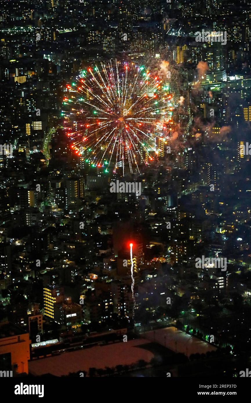 Tokyo, Japon. 29 juillet 2023. Vue depuis Tokyo SKYTREE des feux d'artifice illuminant le ciel au-dessus de la rivière Sumida à Tokyo. Le Sumidagawa Fireworks Festival est revenu après quatre ans, avec 90 minutes de feux d'artifice. Environ 900 personnes se sont rassemblées sur le pont d'observation de Tokyo SKYTREE pour profiter des lumières colorées à environ 350 mètres au-dessus du sol. (Image de crédit : © Rodrigo Reyes Marin/ZUMA Press Wire) USAGE ÉDITORIAL SEULEMENT! Non destiné à UN USAGE commercial ! Banque D'Images