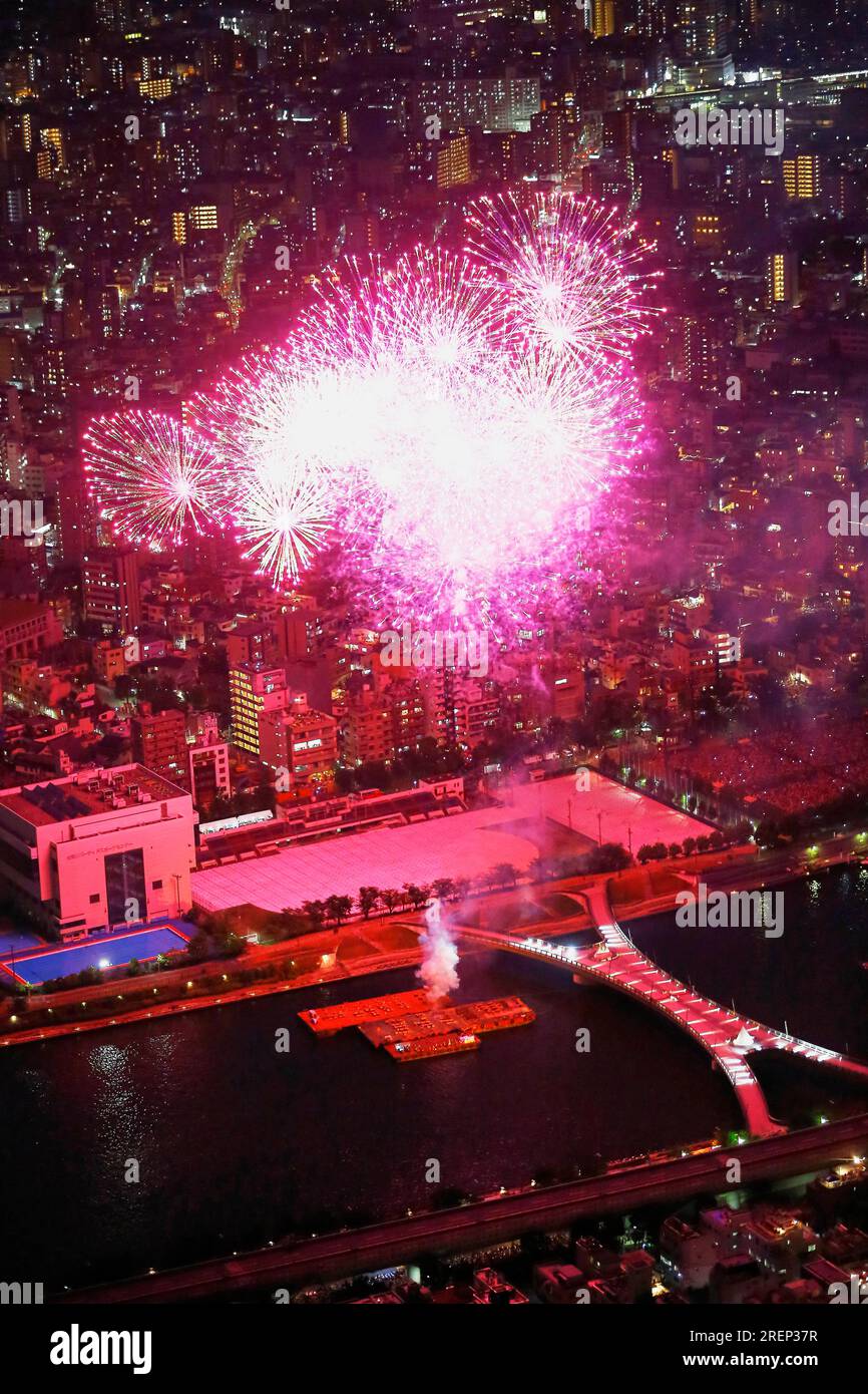 Tokyo, Japon. 29 juillet 2023. Vue depuis Tokyo SKYTREE des feux d'artifice illuminant le ciel au-dessus de la rivière Sumida à Tokyo. Le Sumidagawa Fireworks Festival est revenu après quatre ans, avec 90 minutes de feux d'artifice. Environ 900 personnes se sont rassemblées sur le pont d'observation de Tokyo SKYTREE pour profiter des lumières colorées à environ 350 mètres au-dessus du sol. (Image de crédit : © Rodrigo Reyes Marin/ZUMA Press Wire) USAGE ÉDITORIAL SEULEMENT! Non destiné à UN USAGE commercial ! Banque D'Images