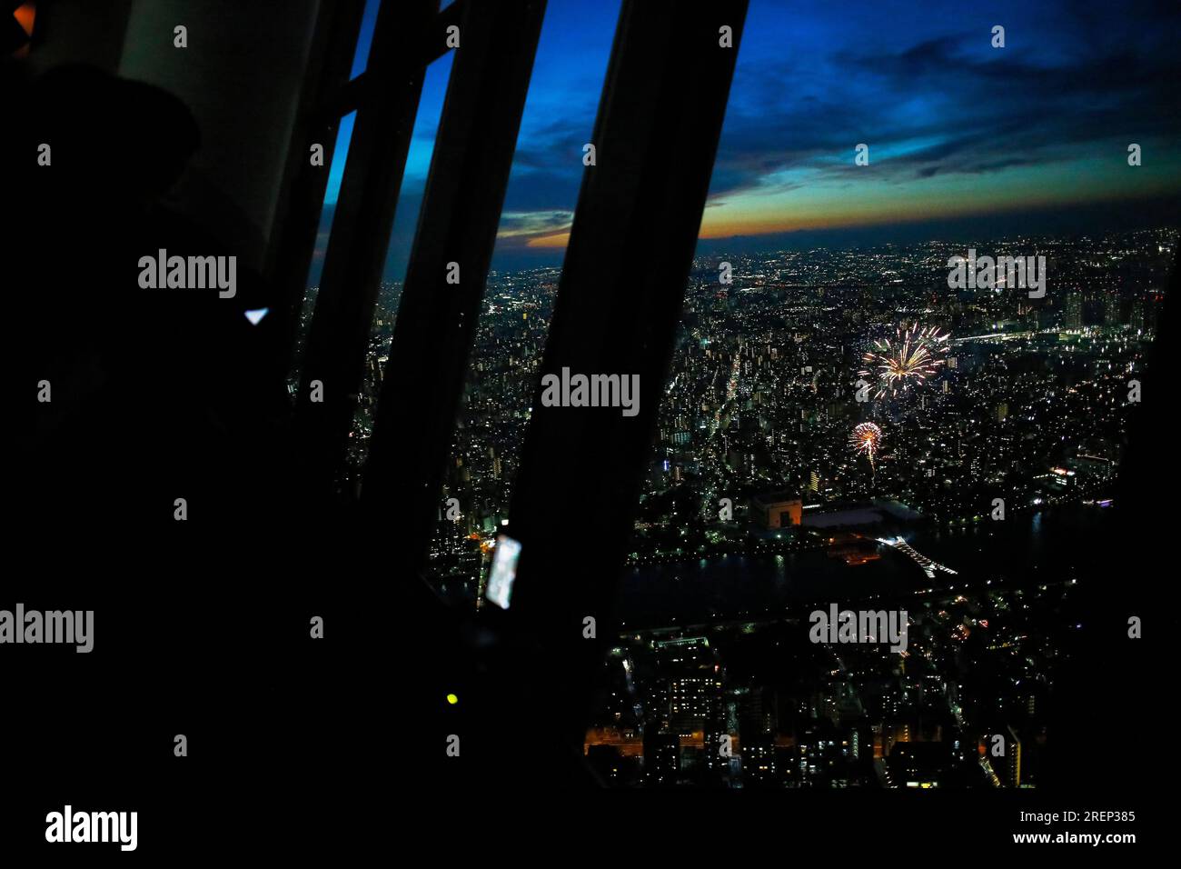 Tokyo, Japon. 29 juillet 2023. Les gens de la terrasse d'observation de Tokyo SKYTREE apprécient les feux d'artifice illuminant le ciel au-dessus de la rivière Sumida à Tokyo. Le Sumidagawa Fireworks Festival est revenu après quatre ans, avec 90 minutes de feux d'artifice. Environ 900 personnes se sont rassemblées sur le pont d'observation de Tokyo SKYTREE pour profiter des lumières colorées à environ 350 mètres au-dessus du sol. (Image de crédit : © Rodrigo Reyes Marin/ZUMA Press Wire) USAGE ÉDITORIAL SEULEMENT! Non destiné à UN USAGE commercial ! Banque D'Images