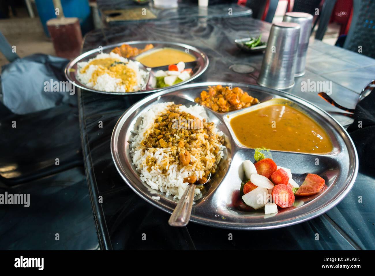 Délicieux plat du Nord indien : Dal, riz et salade dans un restaurant rustique Dhaba en bordure de route à Uttarakhand, en Inde. Cuisine locale alléchante. Banque D'Images
