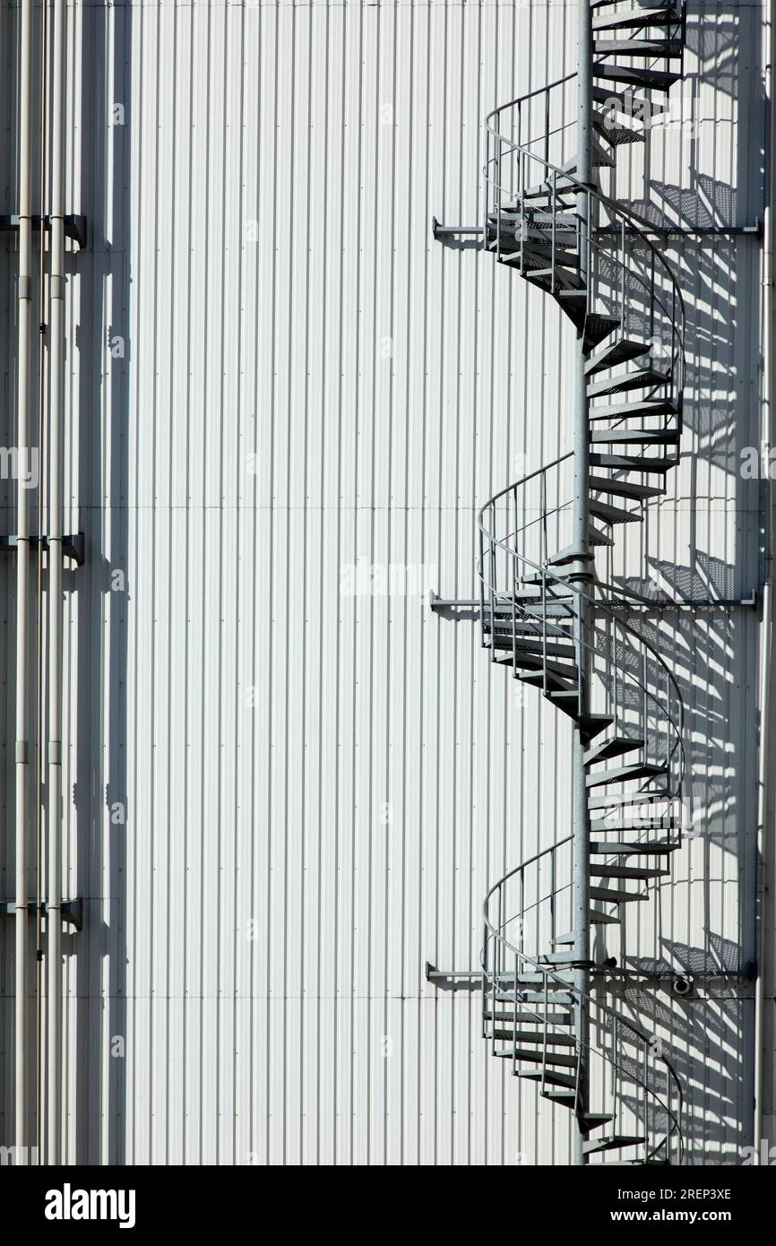 Escalier en colimaçon d'évacuation de secours sur un bâtiment industriel. Banque D'Images