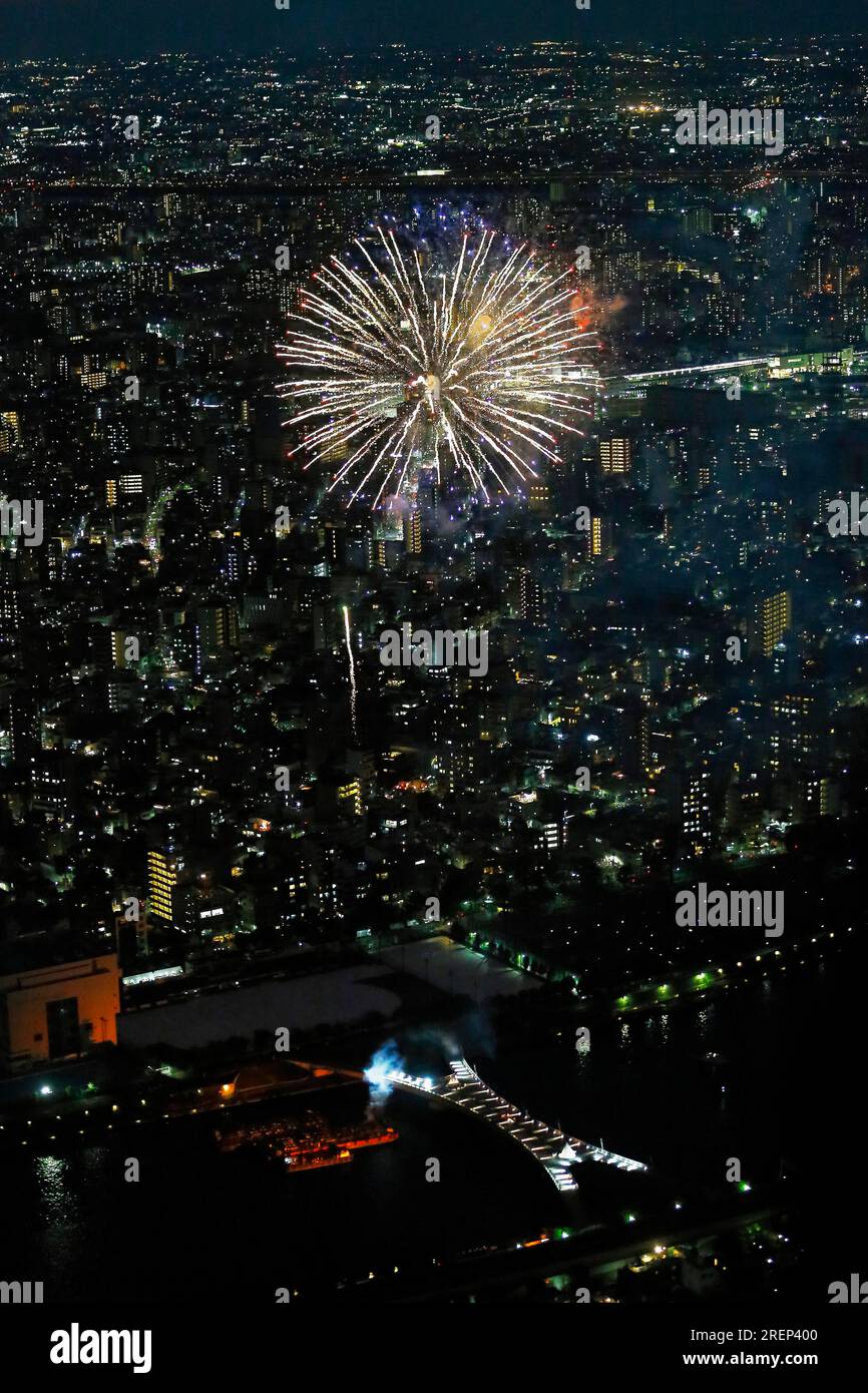 Tokyo, Japon. 29 juillet 2023. Vue depuis Tokyo SKYTREE des feux d'artifice illuminant le ciel au-dessus de la rivière Sumida à Tokyo. Le Sumidagawa Fireworks Festival est revenu après quatre ans, avec 90 minutes de feux d'artifice. Environ 900 personnes se sont rassemblées sur le pont d'observation de Tokyo SKYTREE pour profiter des lumières colorées à environ 350 mètres au-dessus du sol. (Image de crédit : © Rodrigo Reyes Marin/ZUMA Press Wire) USAGE ÉDITORIAL SEULEMENT! Non destiné à UN USAGE commercial ! Banque D'Images