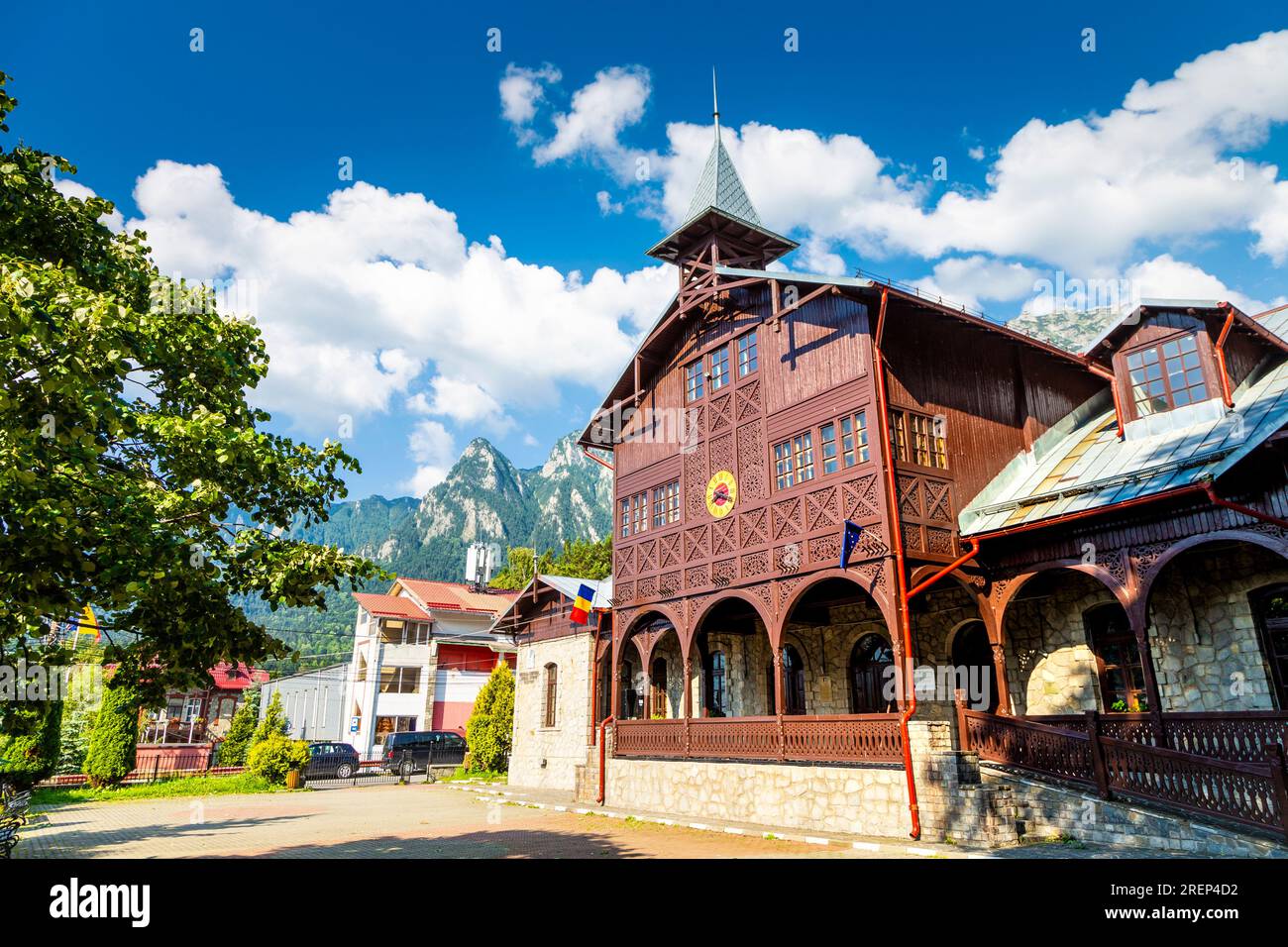 Architecture roumaine traditionnelle, ornée, en bois Aurel Stroe Centre culturel, Busteni, montagnes Bucegi, Roumanie Banque D'Images