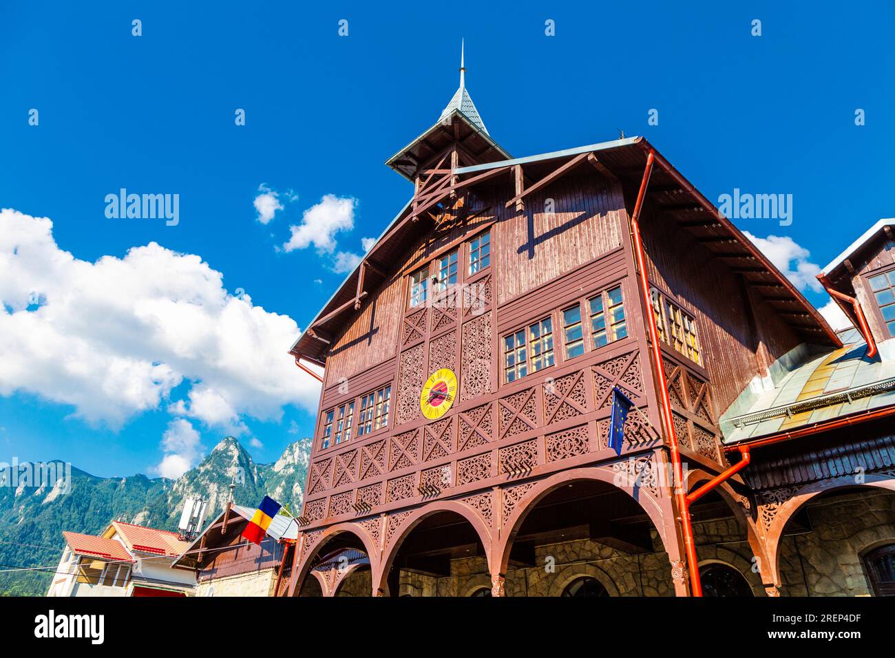 Architecture roumaine traditionnelle, ornée, en bois Aurel Stroe Centre culturel, Busteni, montagnes Bucegi, Roumanie Banque D'Images