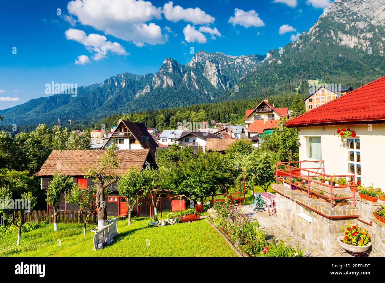 Vue sur les maisons et les montagnes Bucegi du village de montagne Busteni, Roumanie Banque D'Images