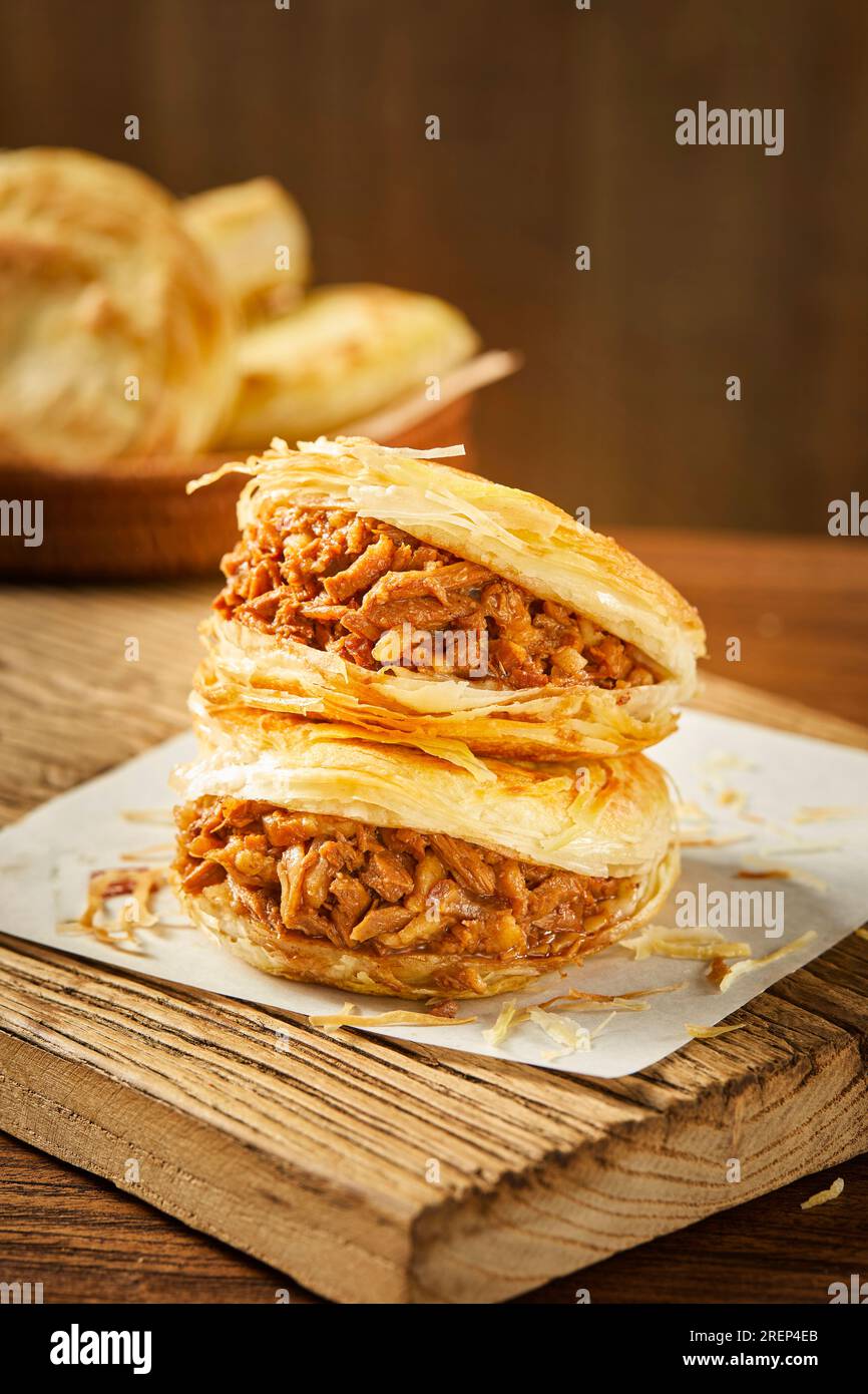 Classe mini rou jia Mo，rougamo,, il est parfois appelé un hamburger chinois, rougamo avec garnitures épicées de viande d'agneau, Shaanxi, Chine Banque D'Images