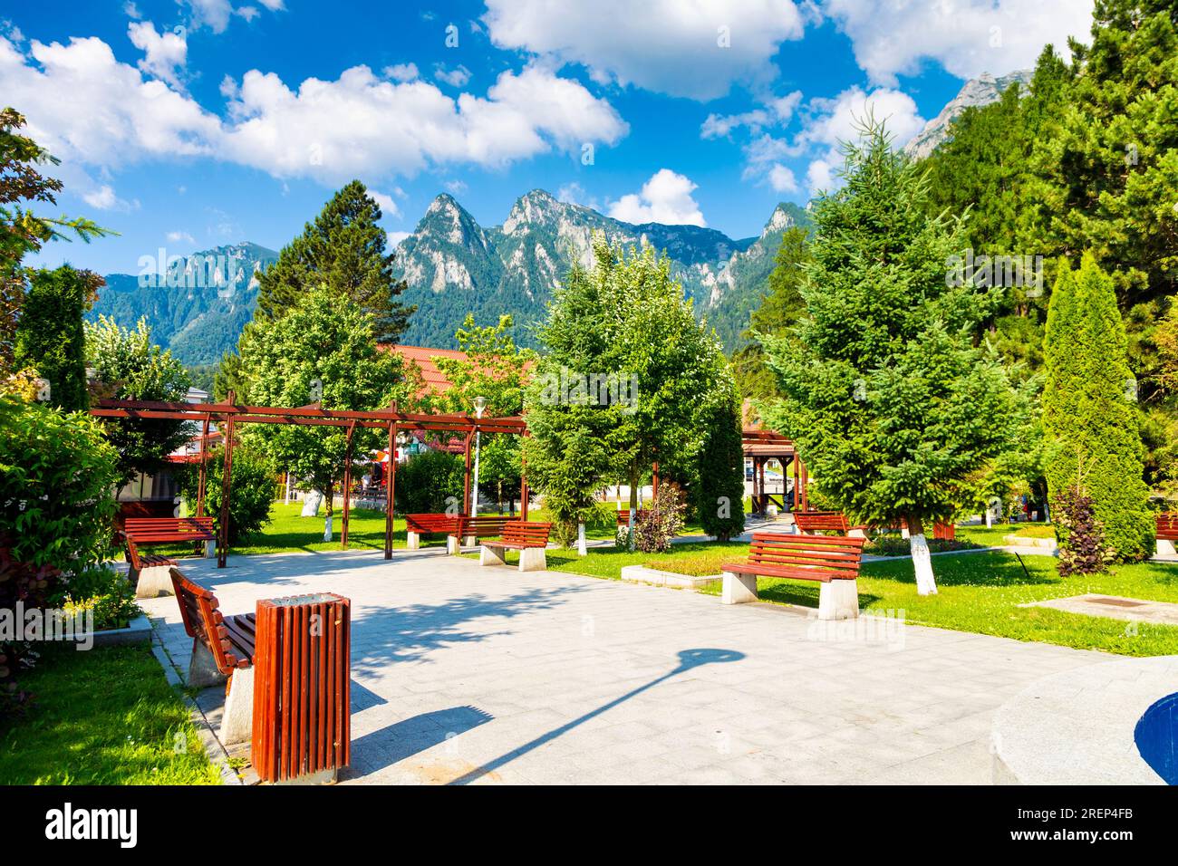 Busteni Park avec vue sur les montagnes Bucegi, les montagnes des Carpates, Busteni, Roumanie Banque D'Images